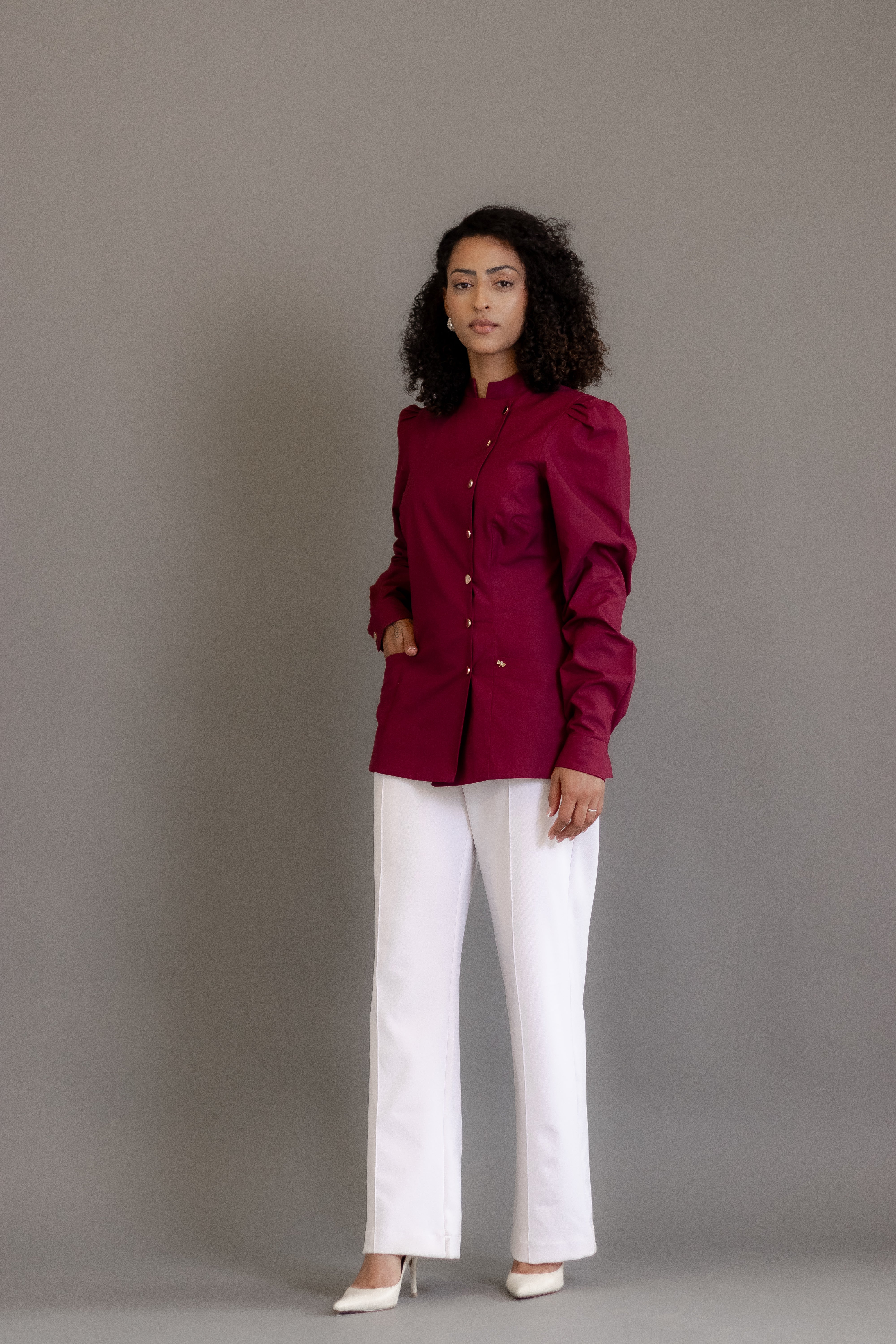 Dólmã Cherry – Dólmã de Chef Feminina Transpassada com Botões Dourados