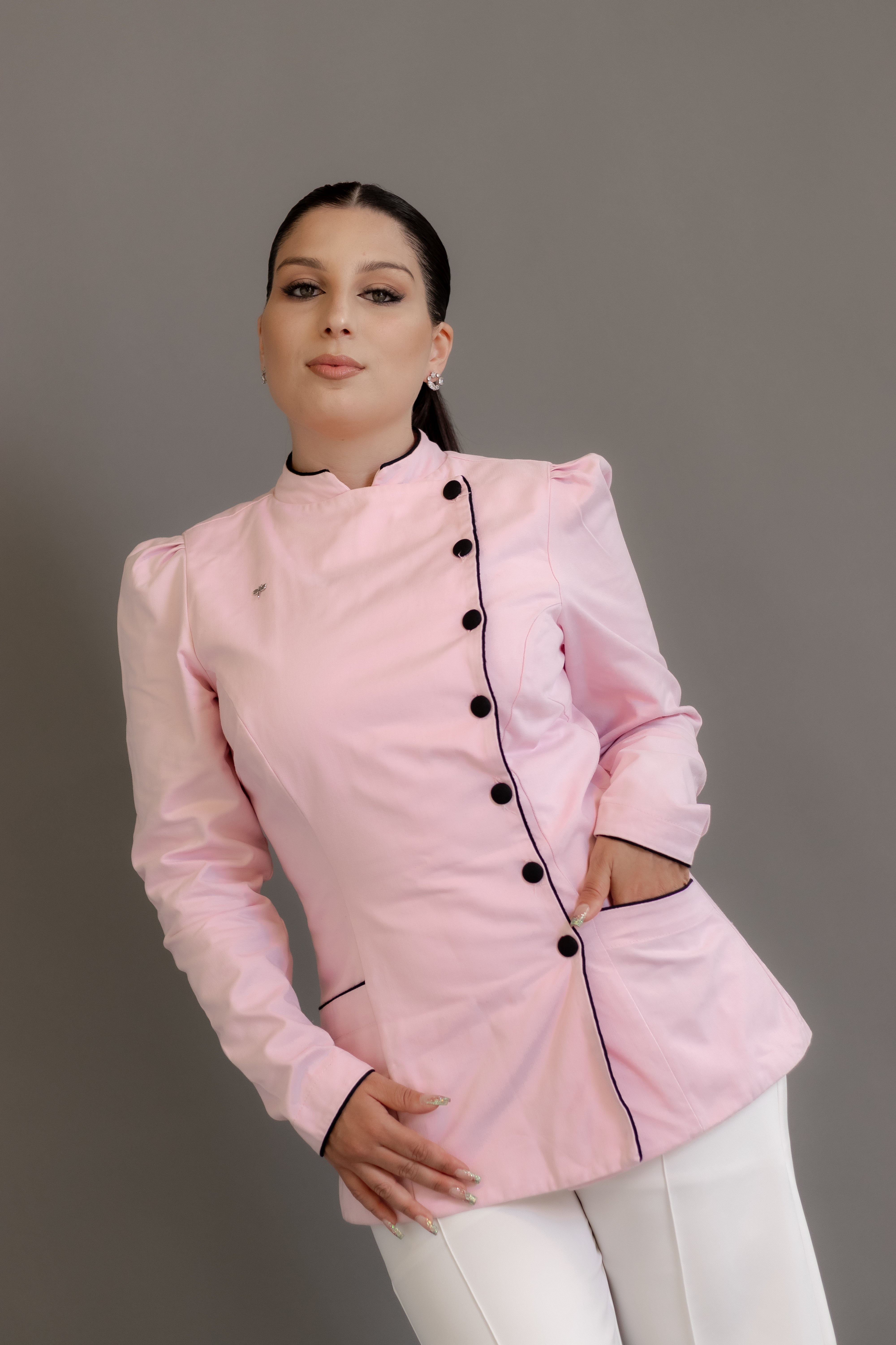 Dólmã Clara – Dólmã Feminina para Chef com Botões Contrastantes