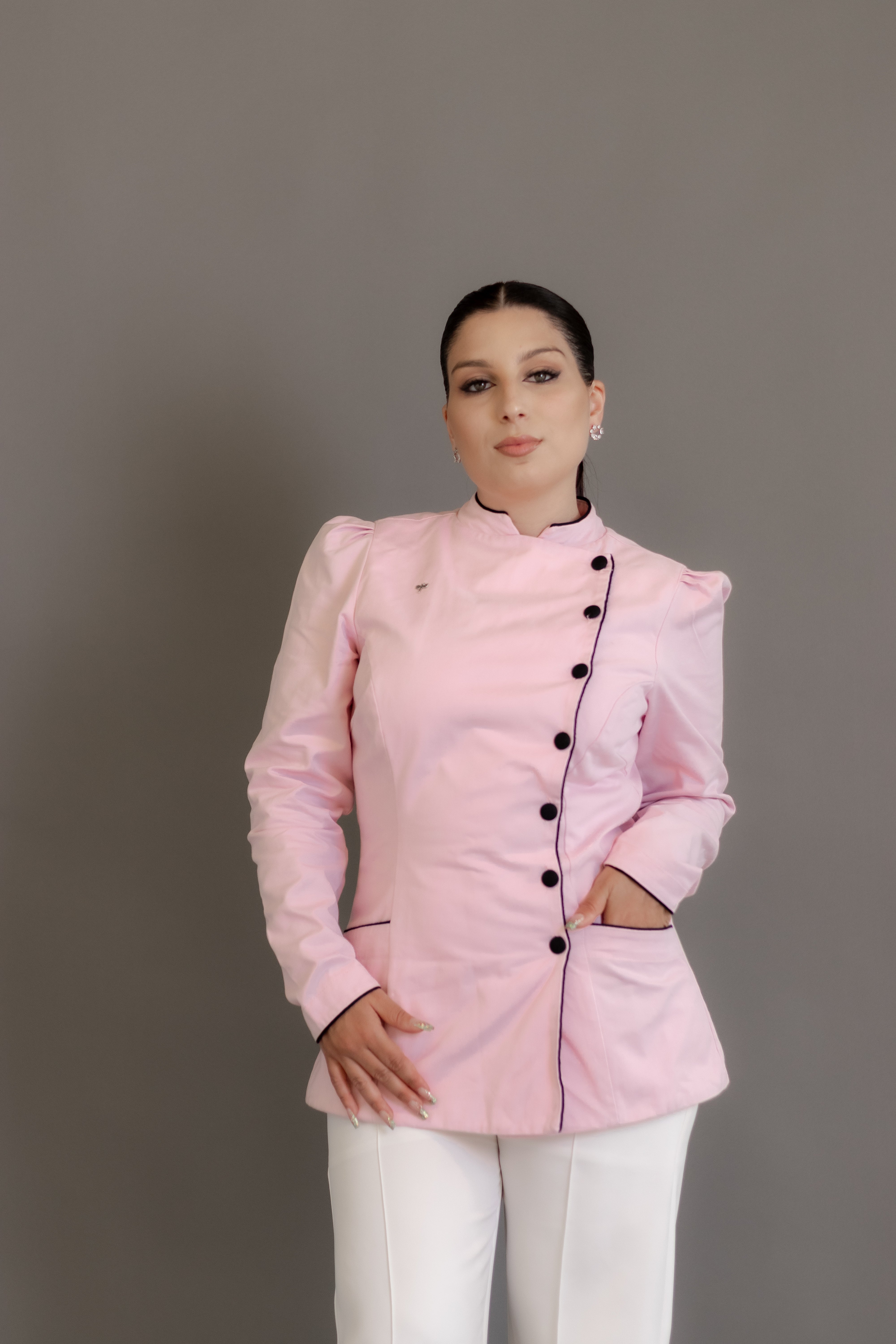 Dólmã Clara – Dólmã Feminina para Chef com Botões Contrastantes