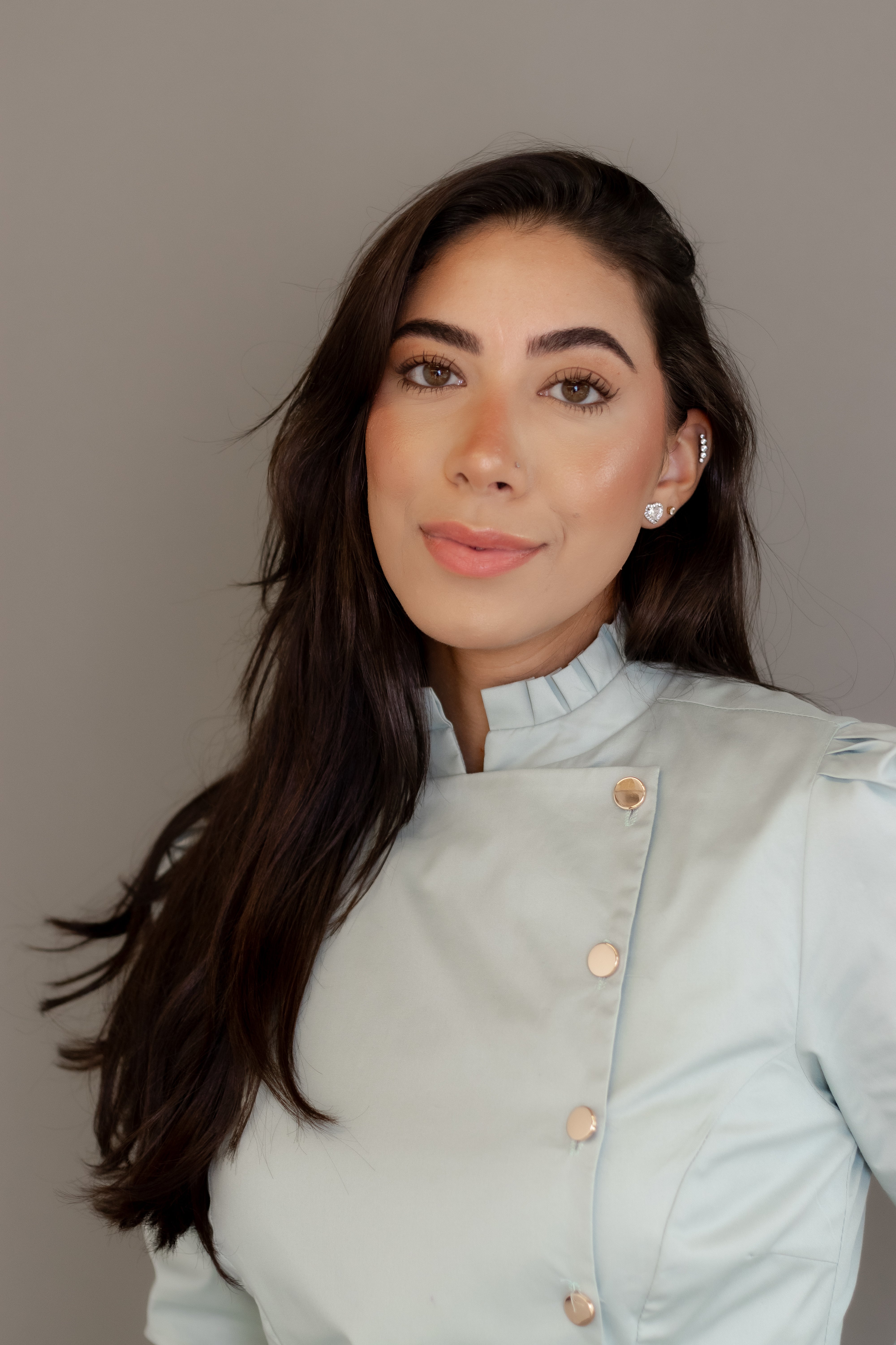 Dólmã Heloisa – Dólmã Feminina para Chefs com Botões Laterais e Gola Elegante