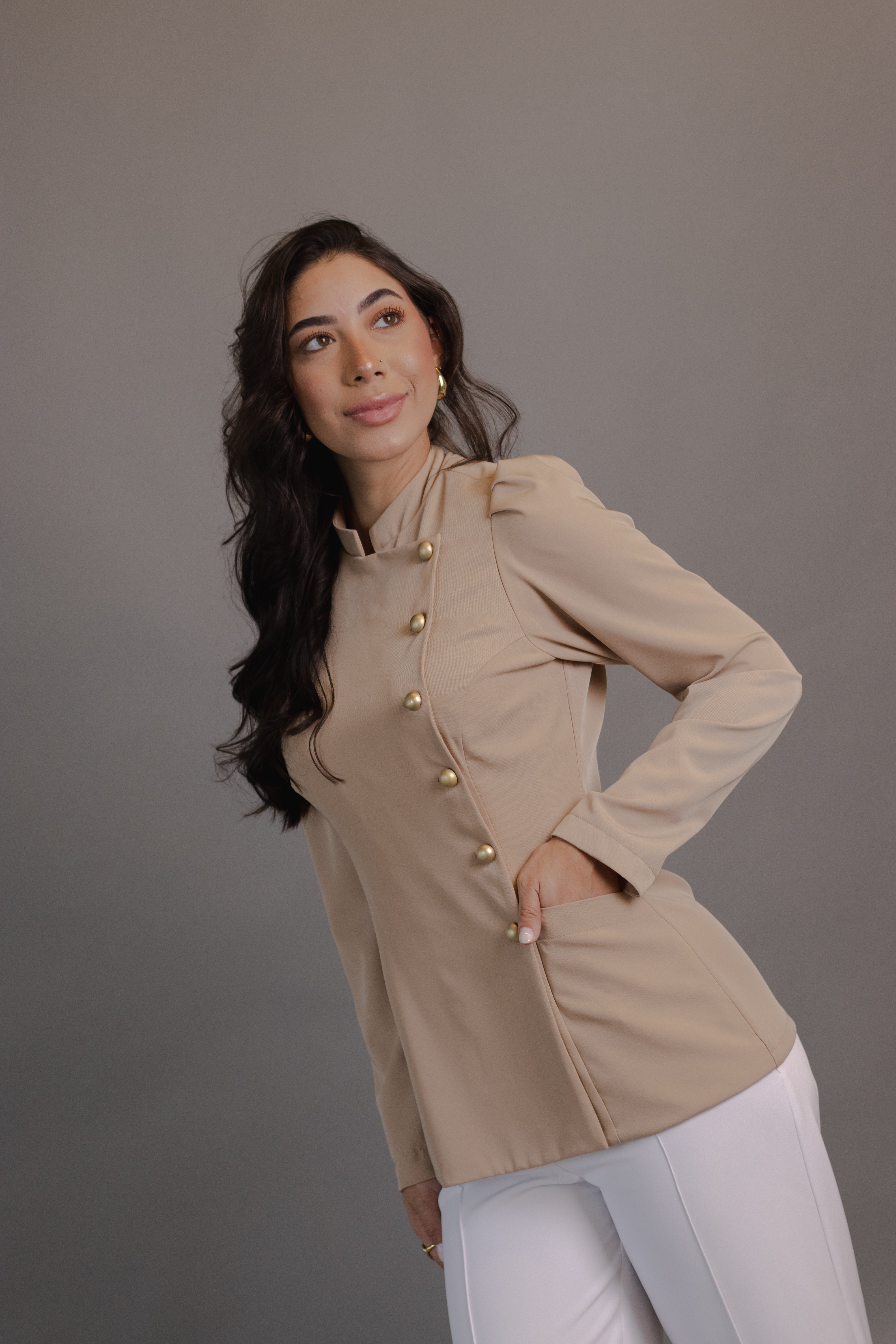 Dólmã Joana — elegância com botões laterais