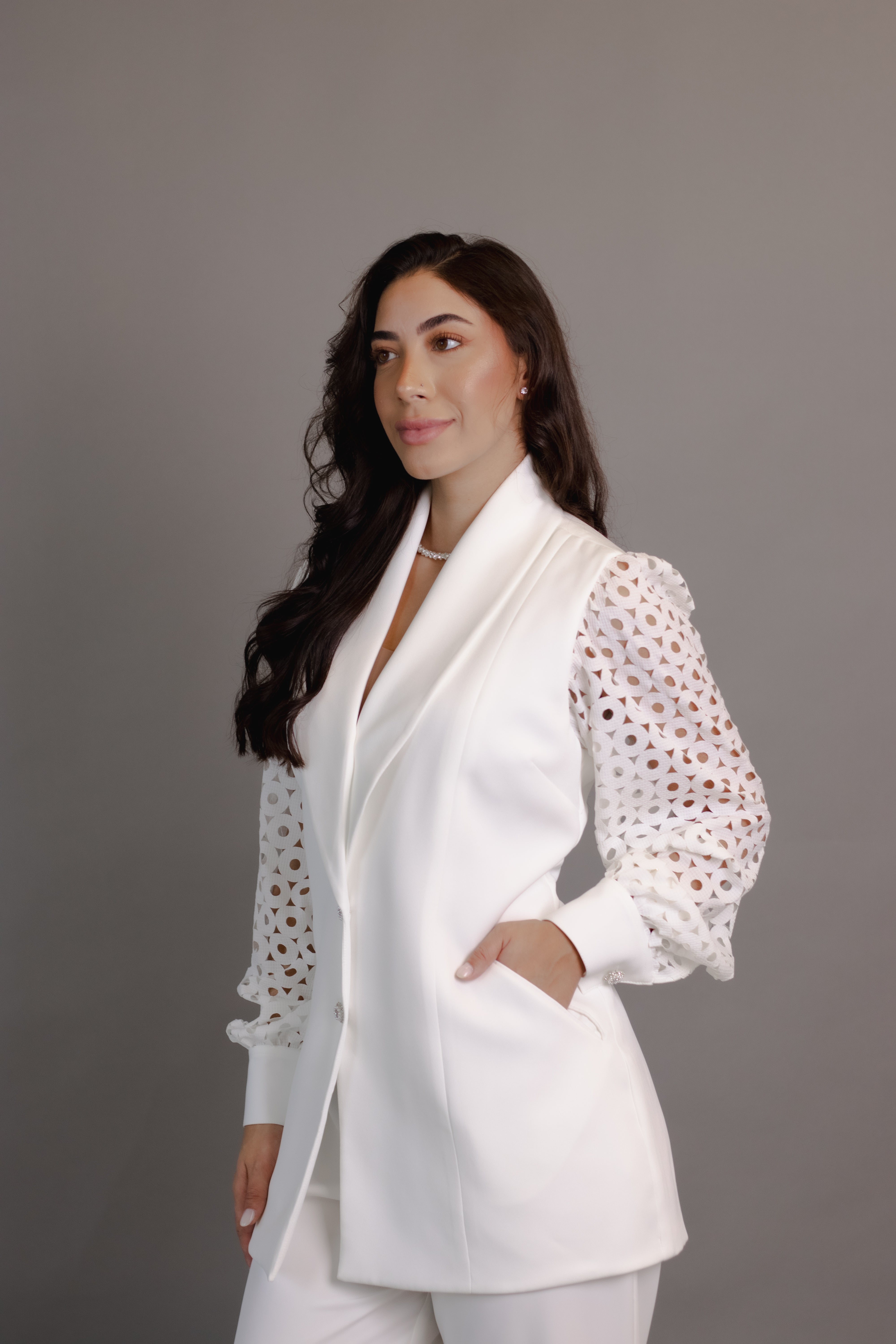 Fato Elisabeth — blazer alongado com mangas rendadas