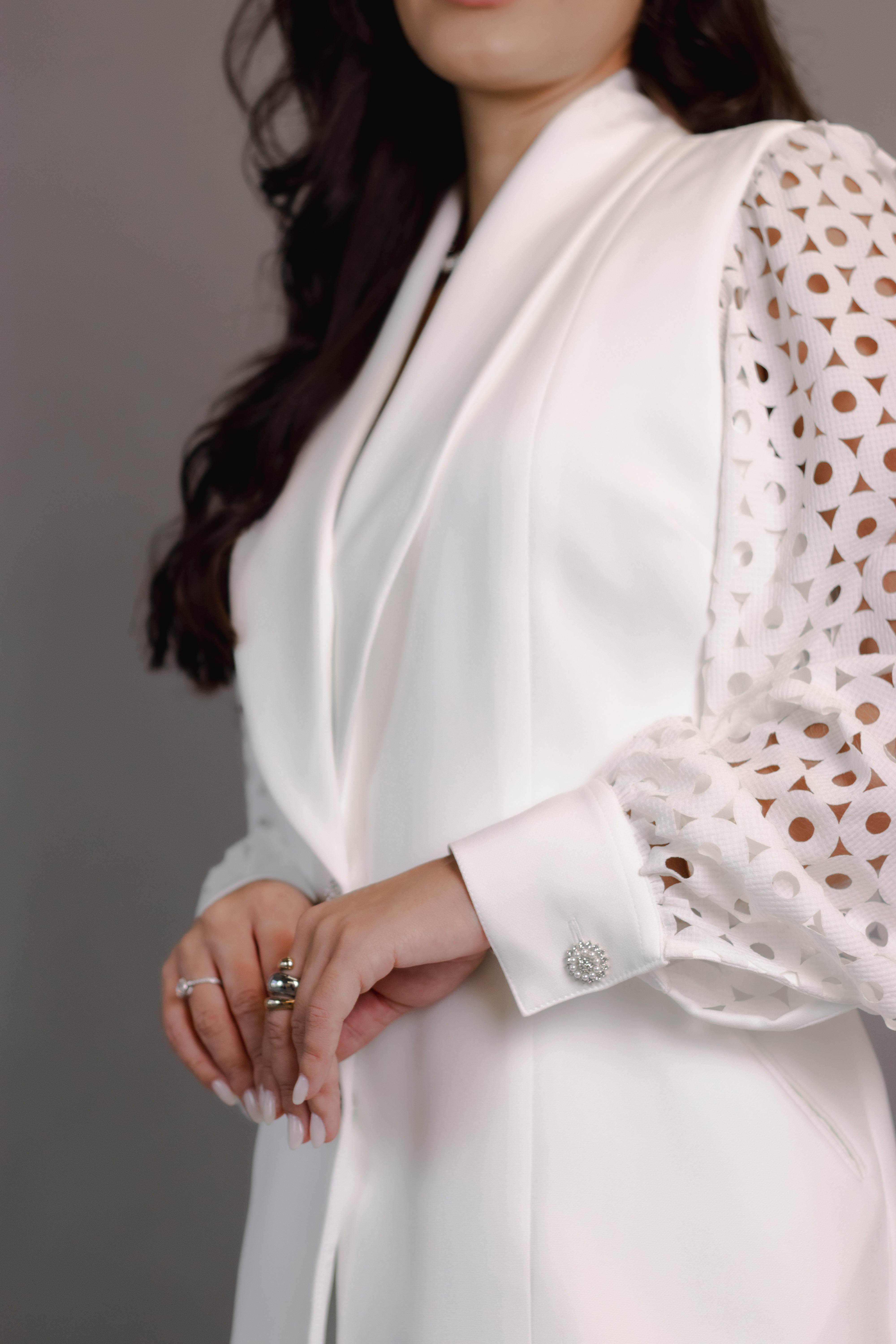 Fato Elisabeth — blazer alongado com mangas rendadas