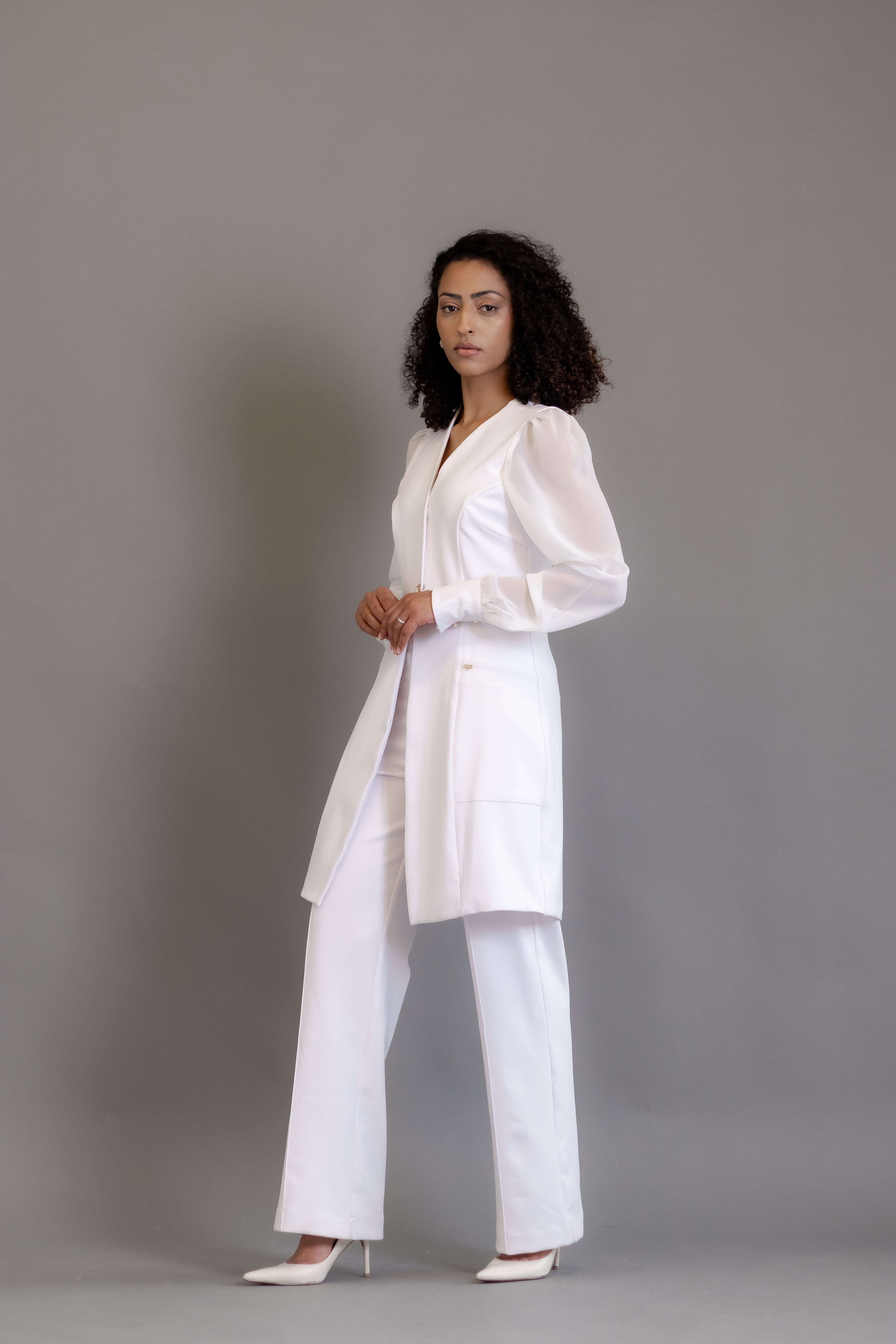 Jaleca Alice – Jaleco Feminino Branco com Mangas em Tule e Design Elegante