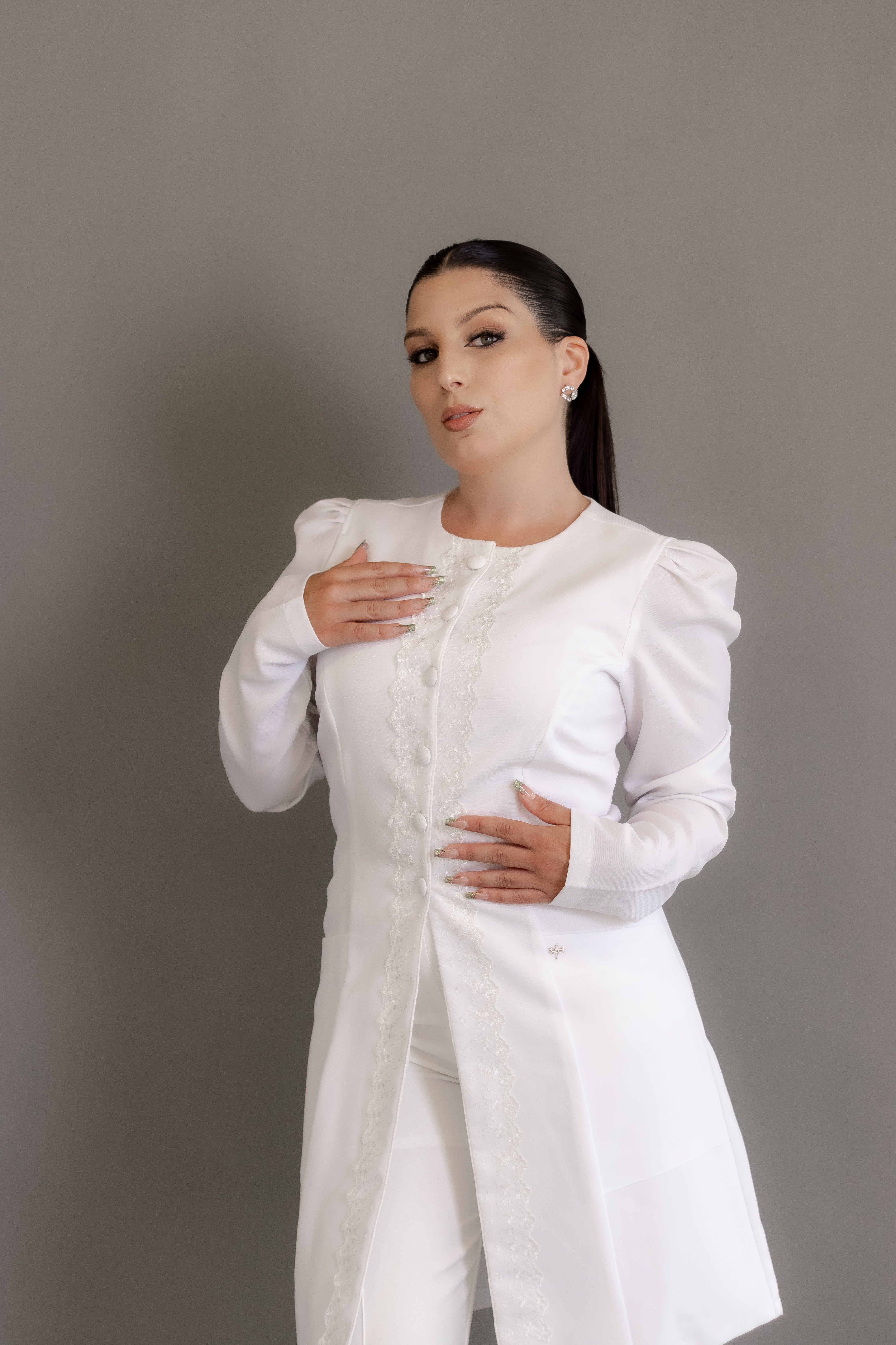 Jaleca Bianca – Jaleco Feminino com Renda e Detalhes Sofisticados