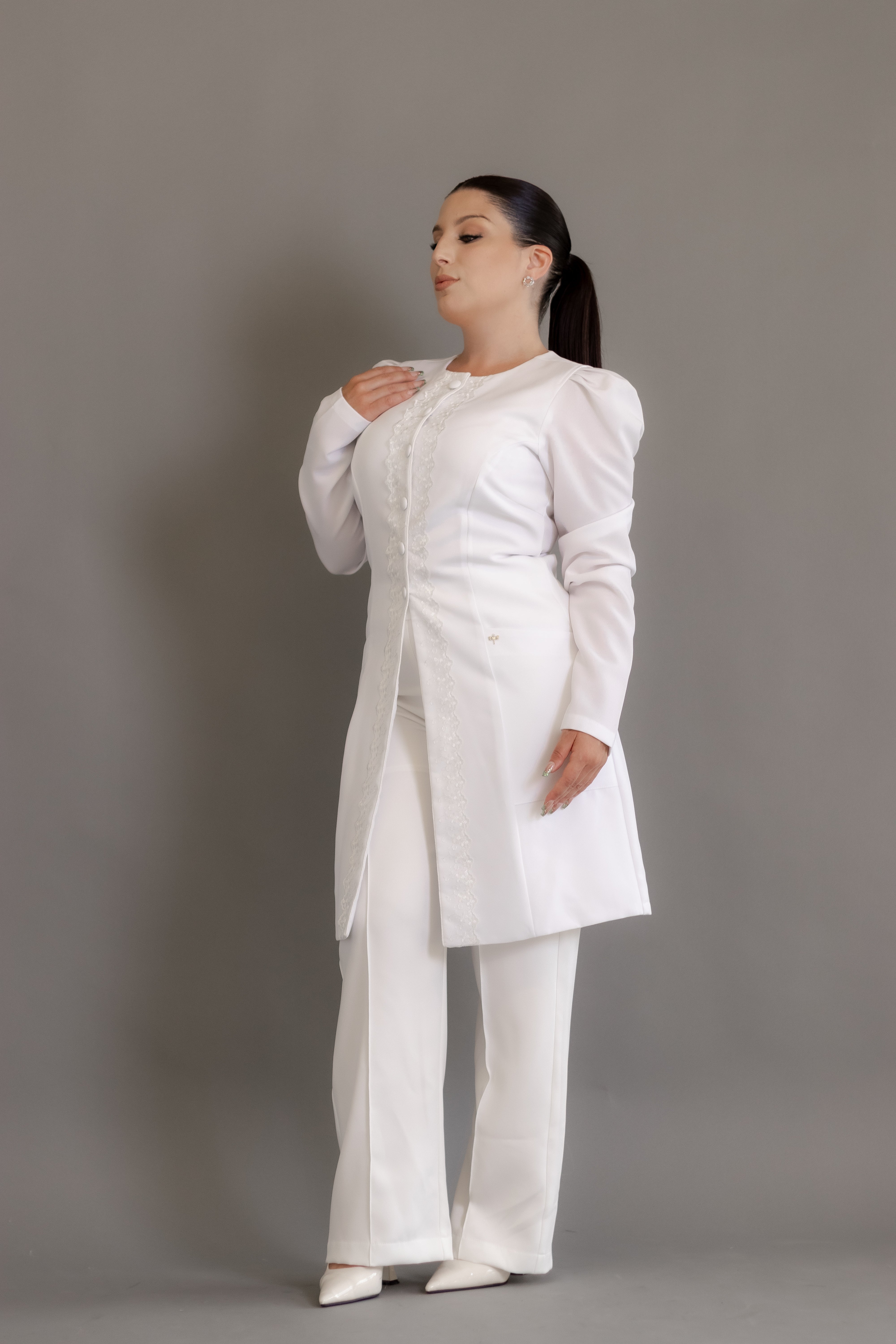 Jaleca Bianca – Jaleco Feminino com Renda e Detalhes Sofisticados