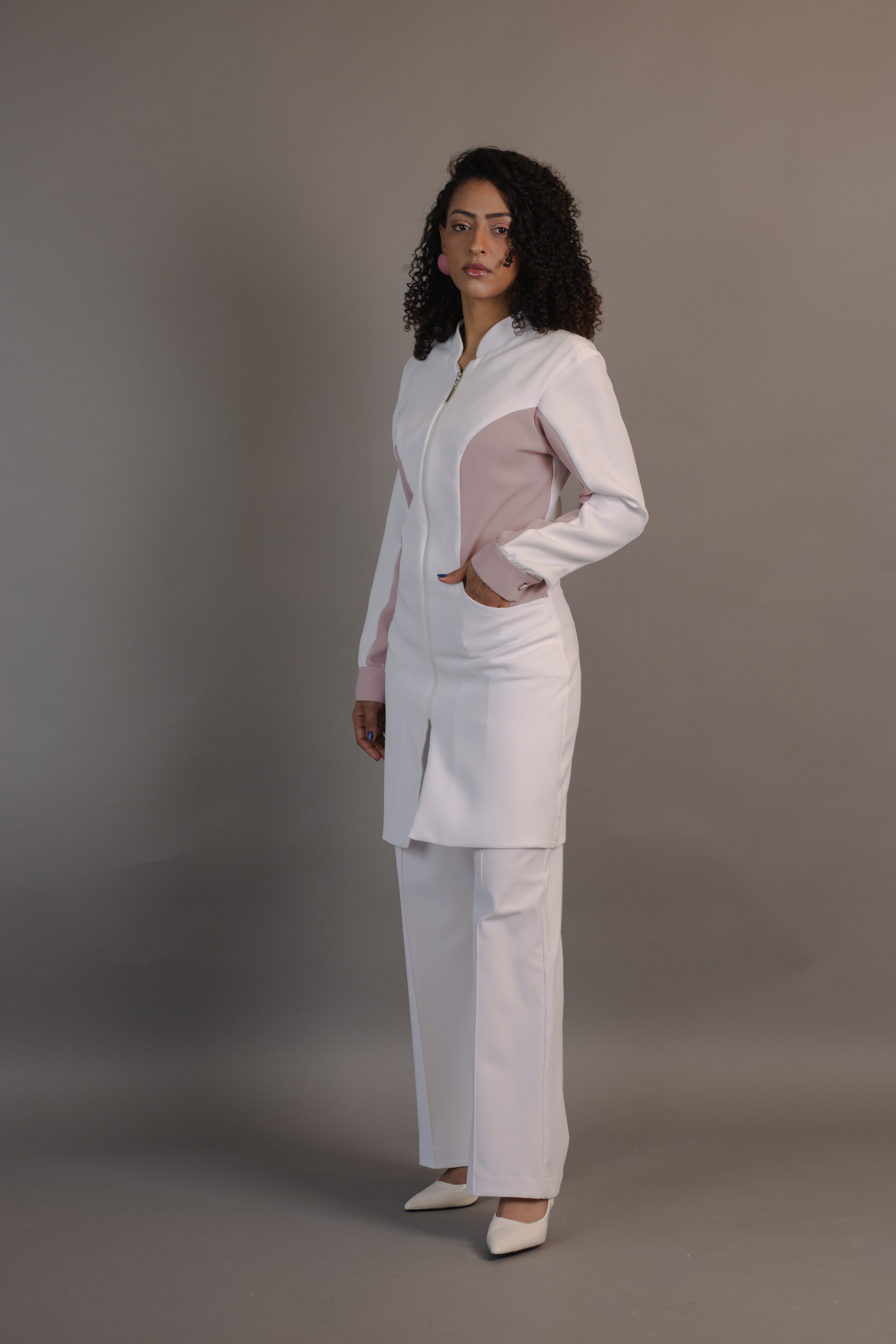 Jaleca Bicolor Feminina — recortes que afinam a silhueta