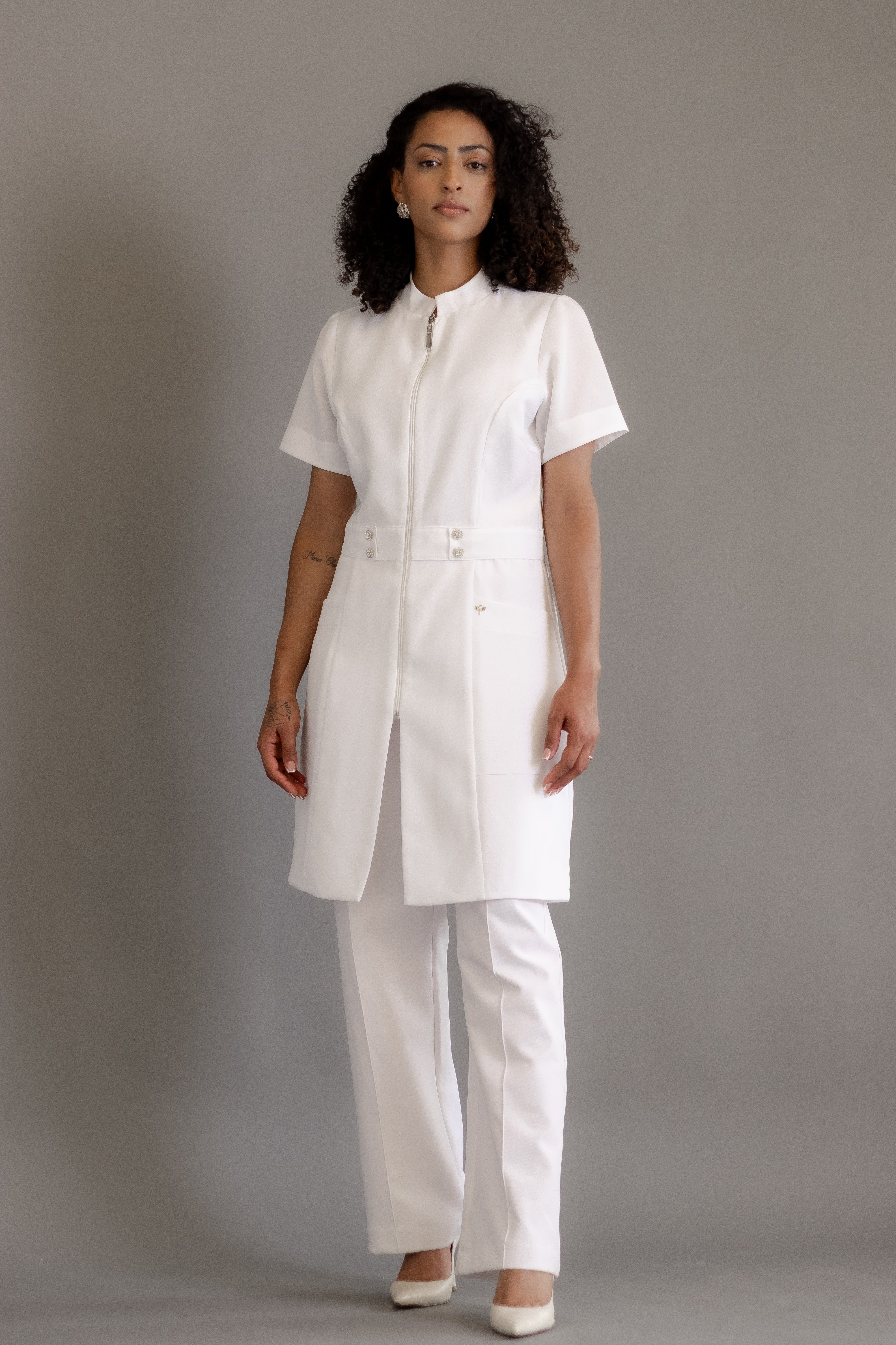 Jaleca Camila – Jaleco Feminino com Cinto Ajustável e Zíper Frontal