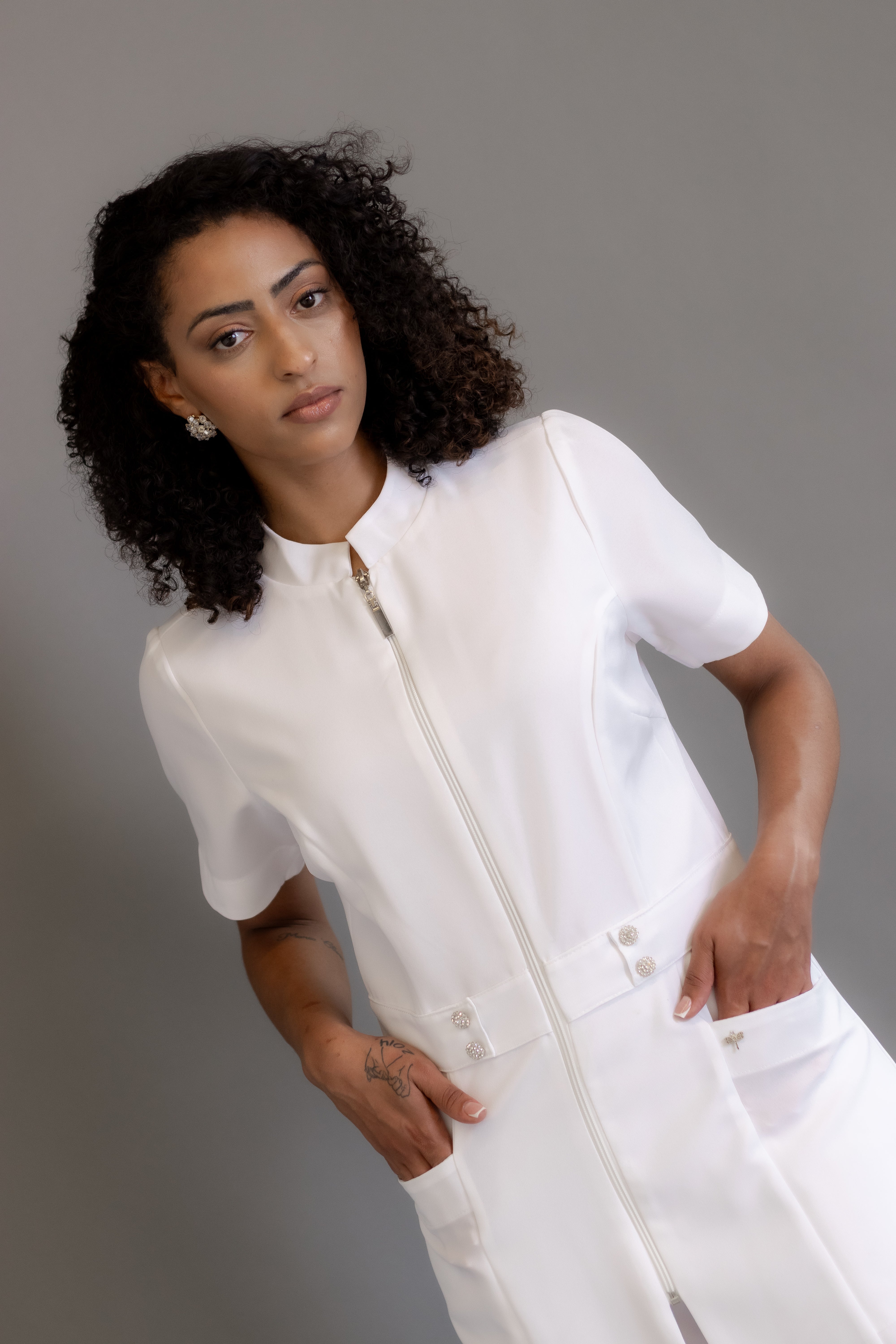 Jaleca Camila – Jaleco Feminino com Cinto Ajustável e Zíper Frontal