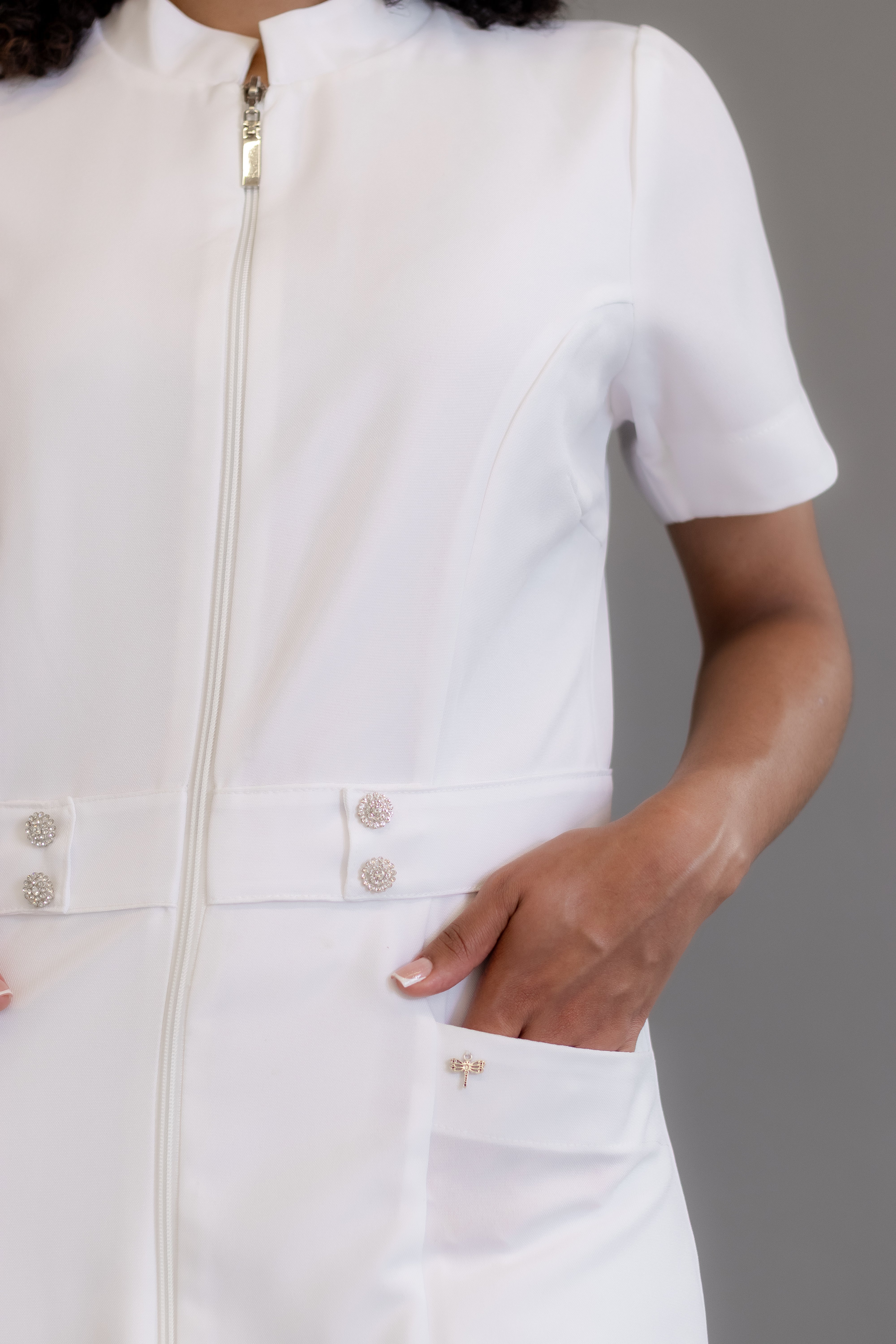 Jaleca Camila – Jaleco Feminino com Cinto Ajustável e Zíper Frontal