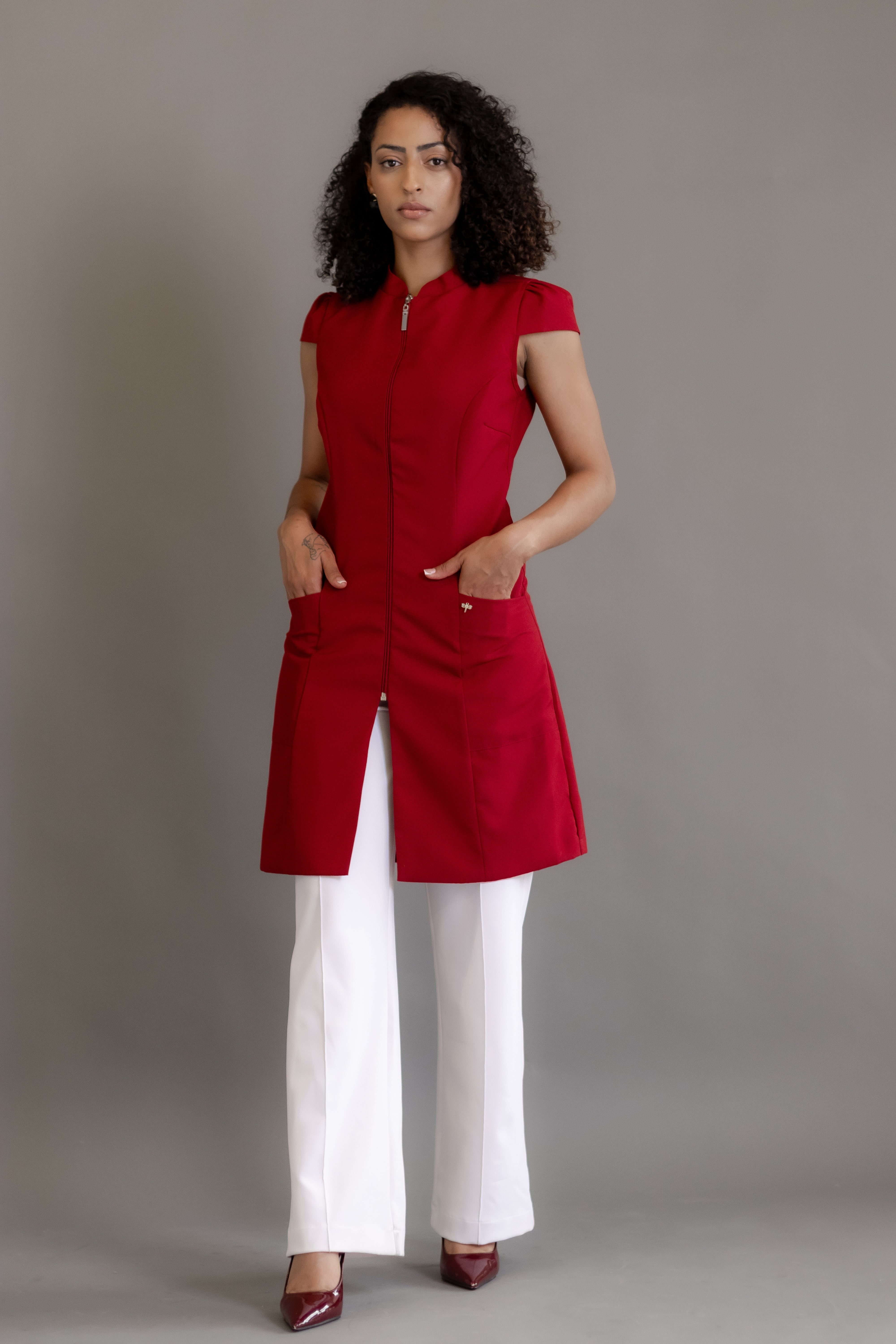 Jaleca Cereja – Jaleco Feminino sem Mangas com Zíper Frontal