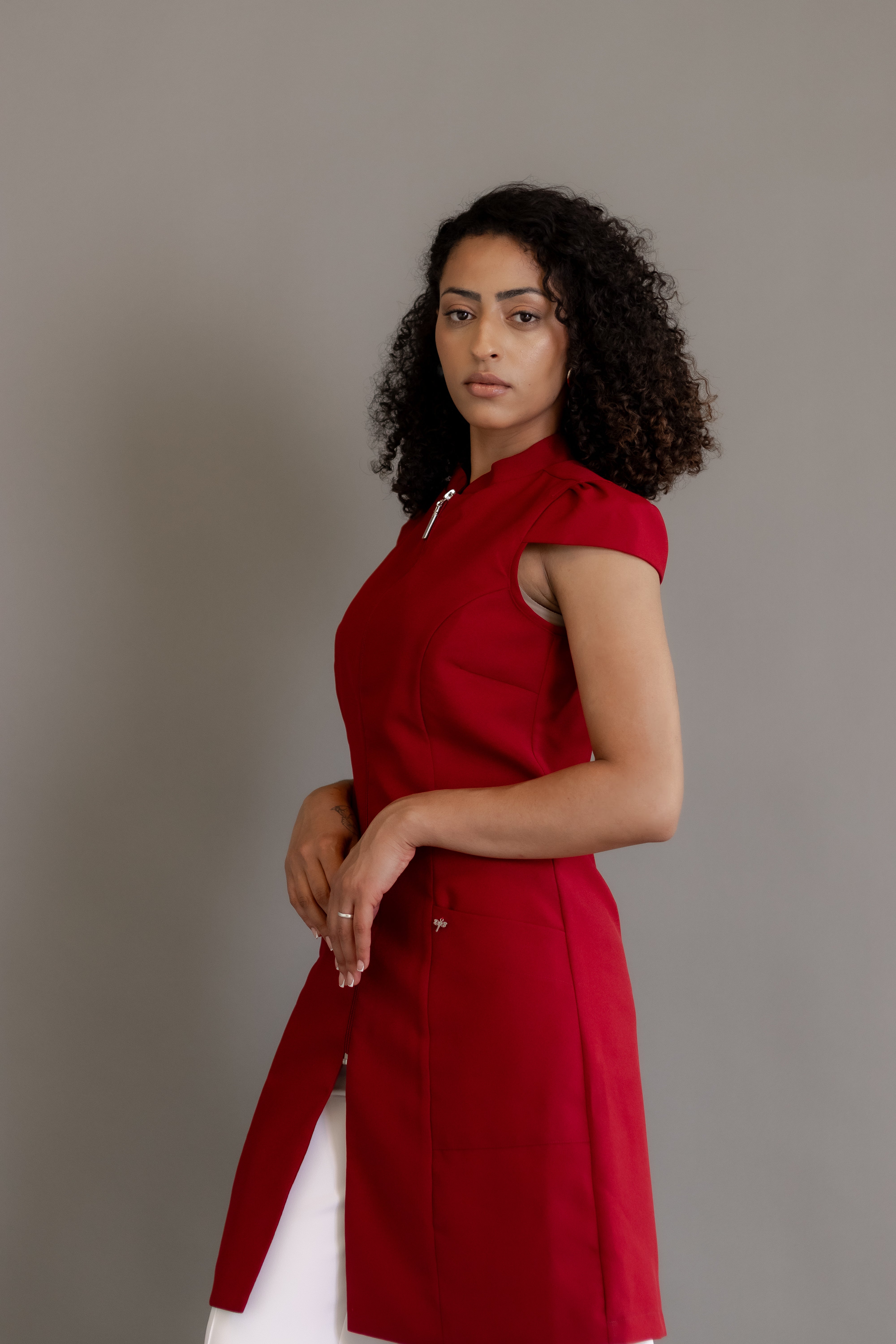 Jaleca Cereja – Jaleco Feminino sem Mangas com Zíper Frontal