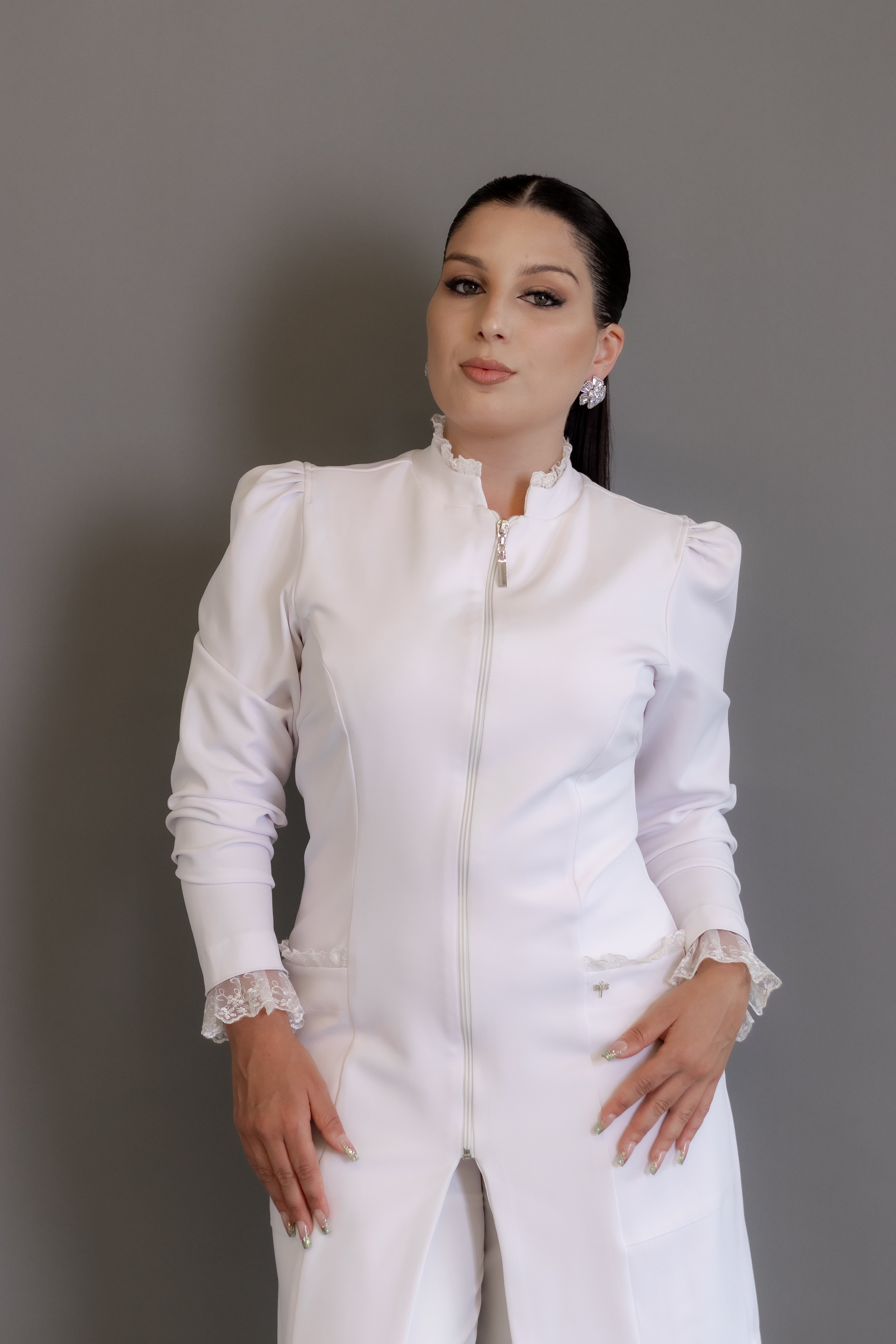 Jaleca Ellegance – Jaleco Feminino com Detalhes em Renda e Zíper Frontal