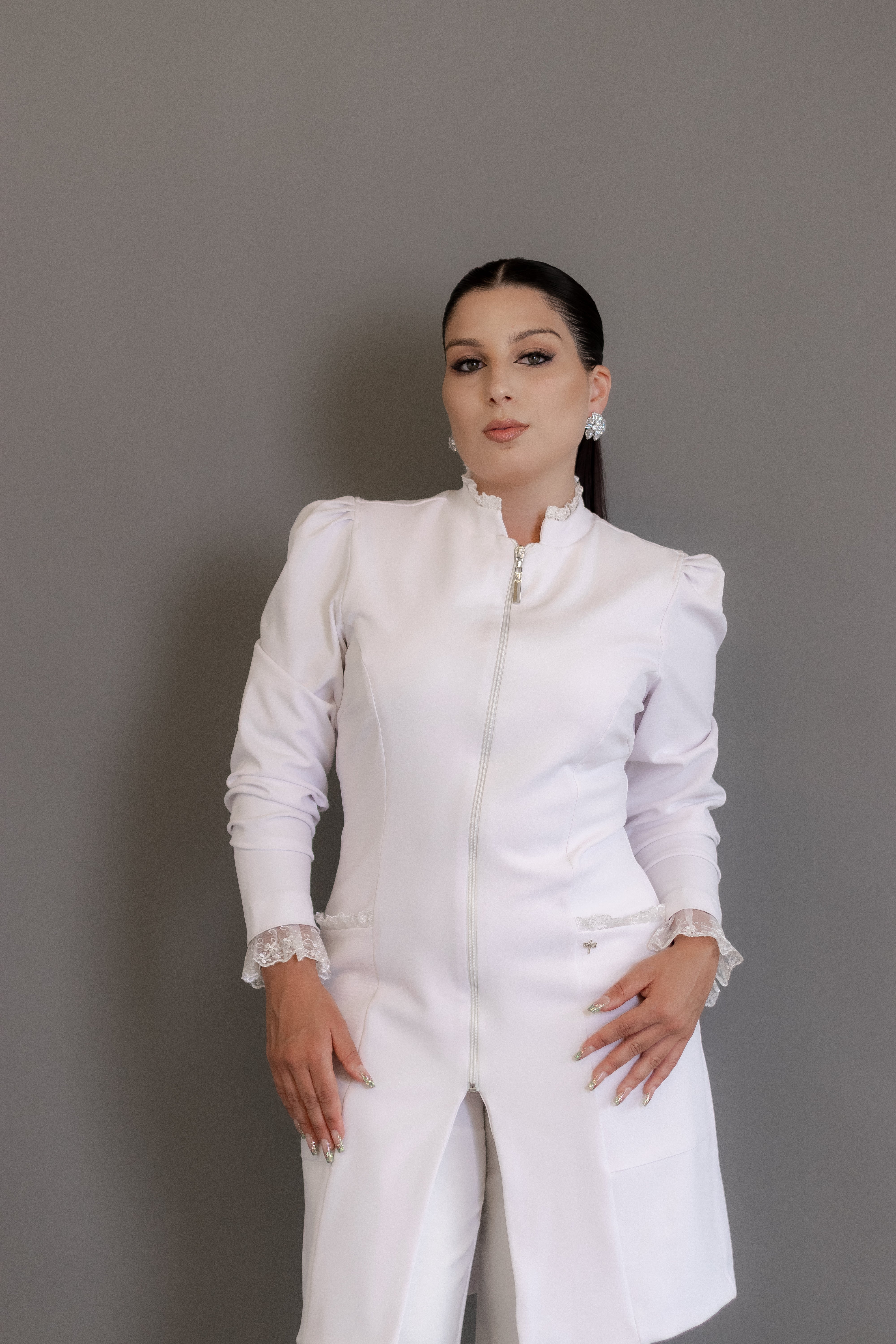 Jaleca Ellegance – Jaleco Feminino com Detalhes em Renda e Zíper Frontal
