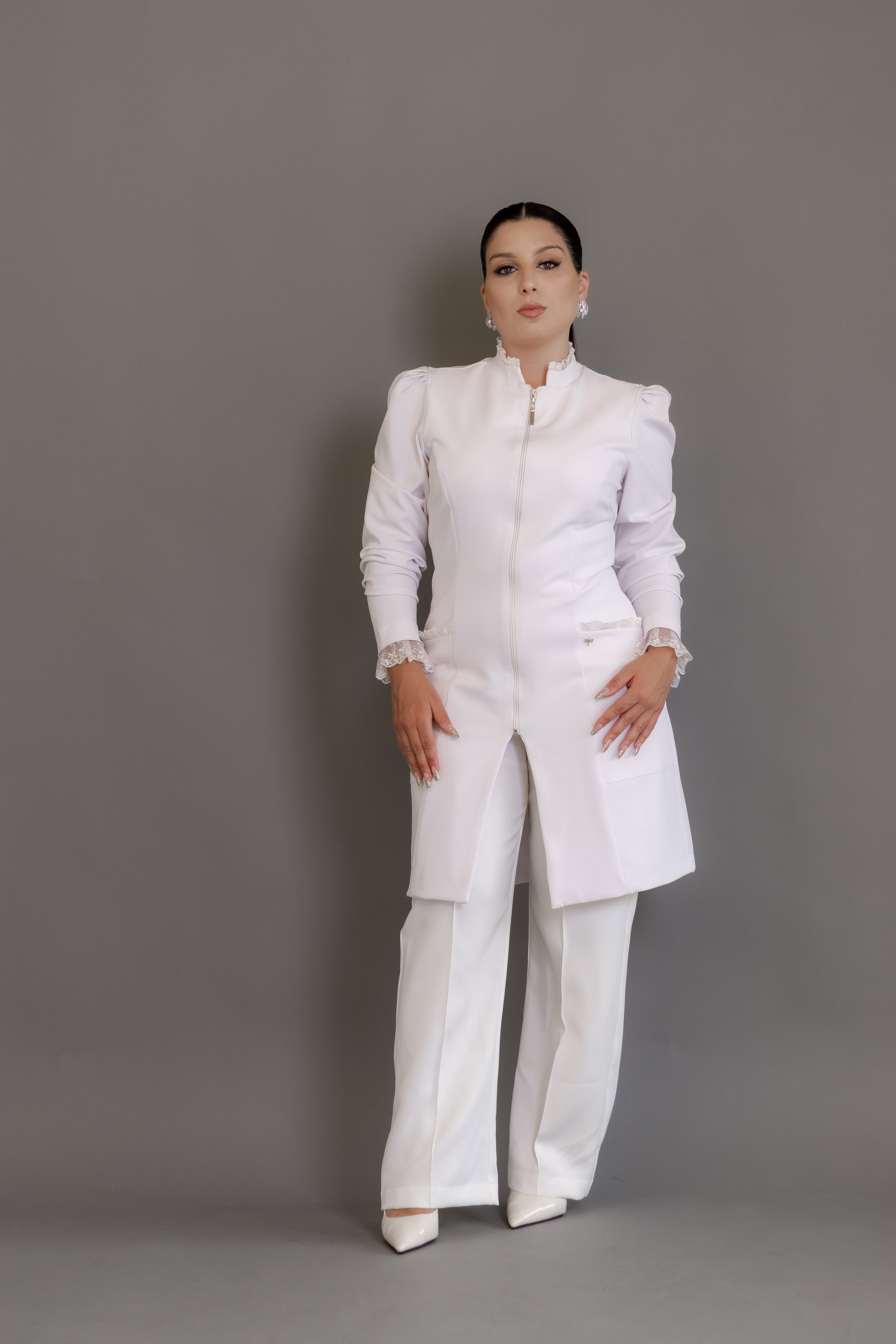Jaleca Ellegance – Jaleco Feminino com Detalhes em Renda e Zíper Frontal