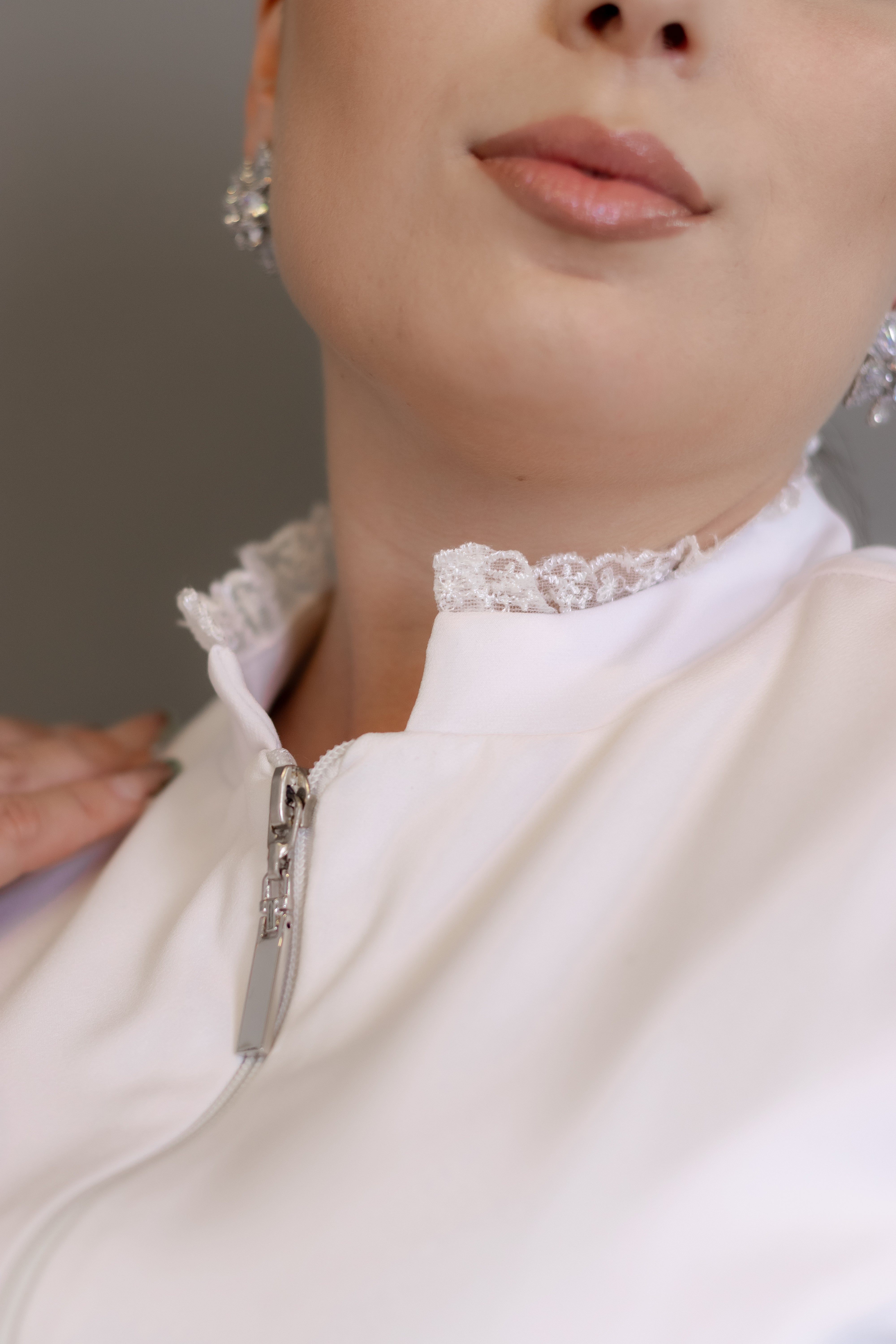 Jaleca Ellegance – Jaleco Feminino com Detalhes em Renda e Zíper Frontal