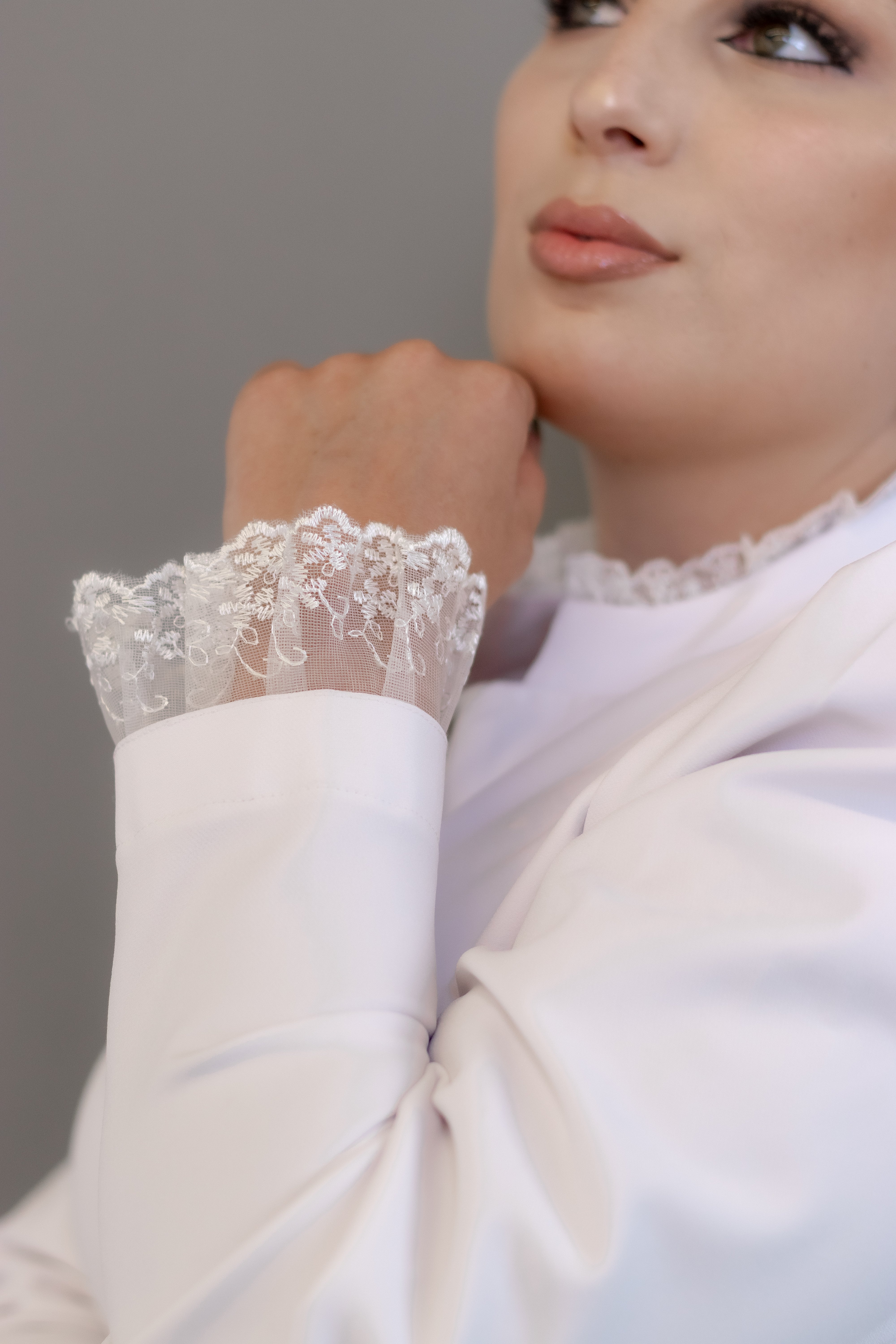 Jaleca Ellegance – Jaleco Feminino com Detalhes em Renda e Zíper Frontal