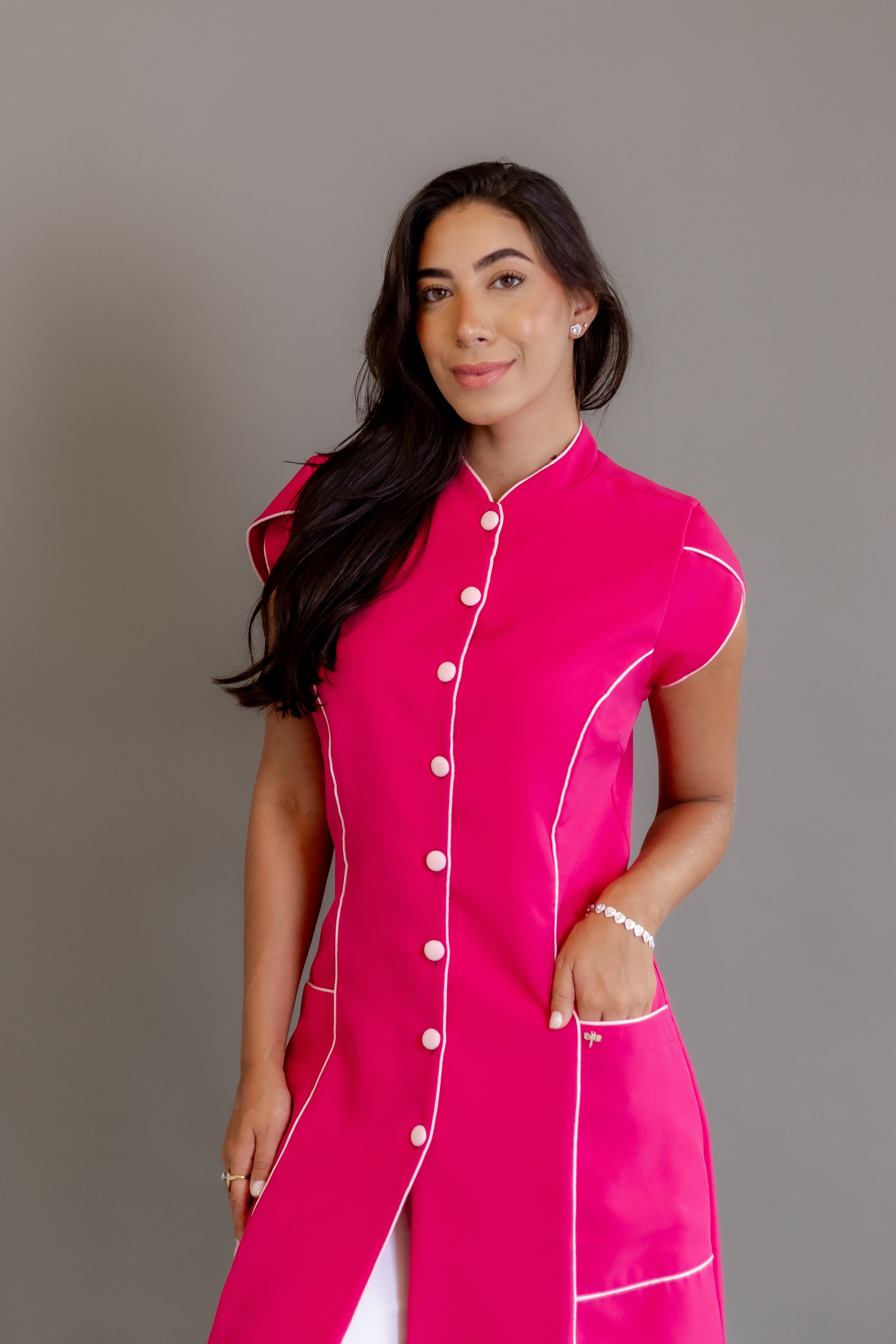 Jaleca Layla – Jaleco Feminino Acinturado com Mangas Curtas