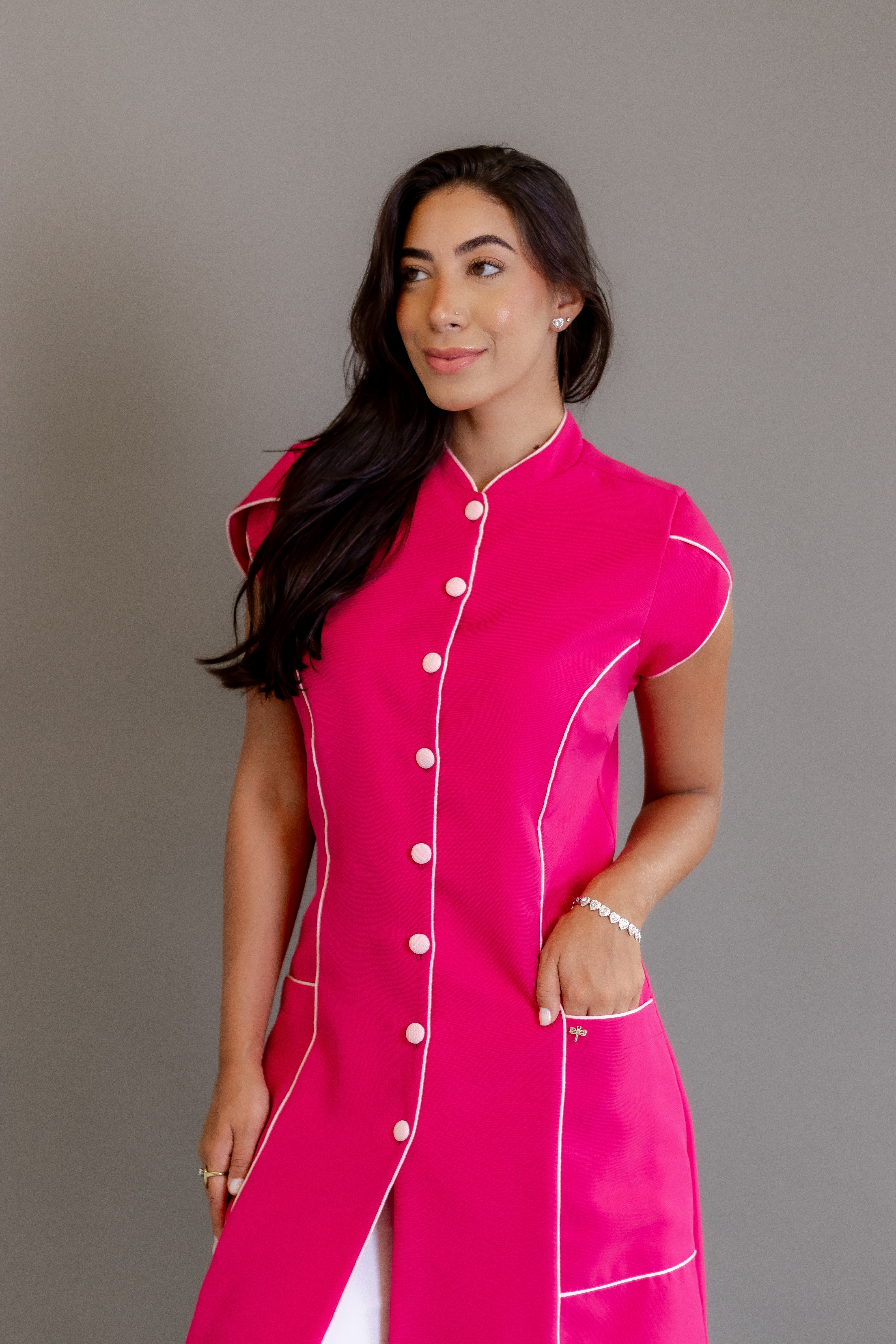 Jaleca Layla – Jaleco Feminino Acinturado com Mangas Curtas