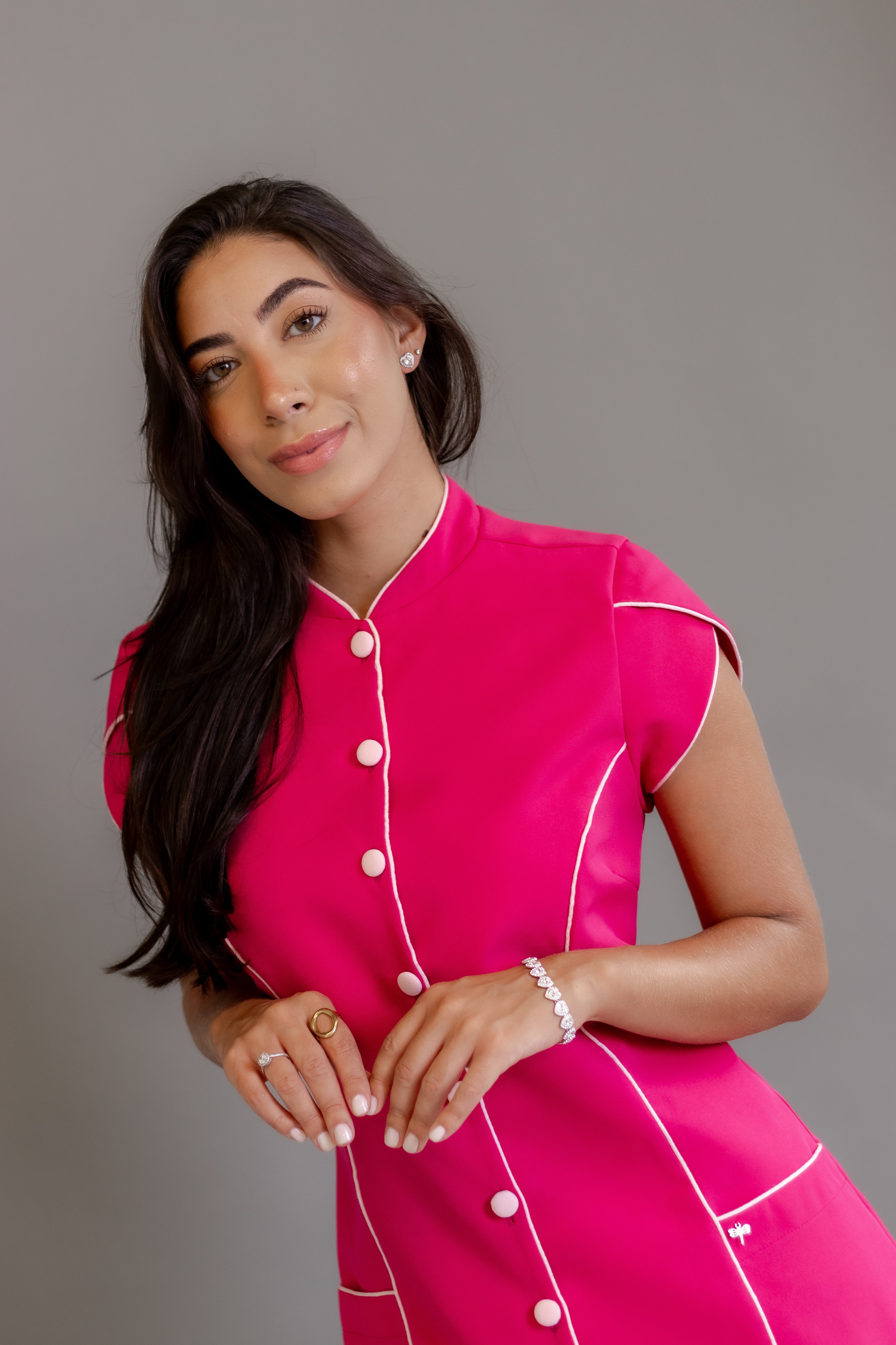Jaleca Layla – Jaleco Feminino Acinturado com Mangas Curtas