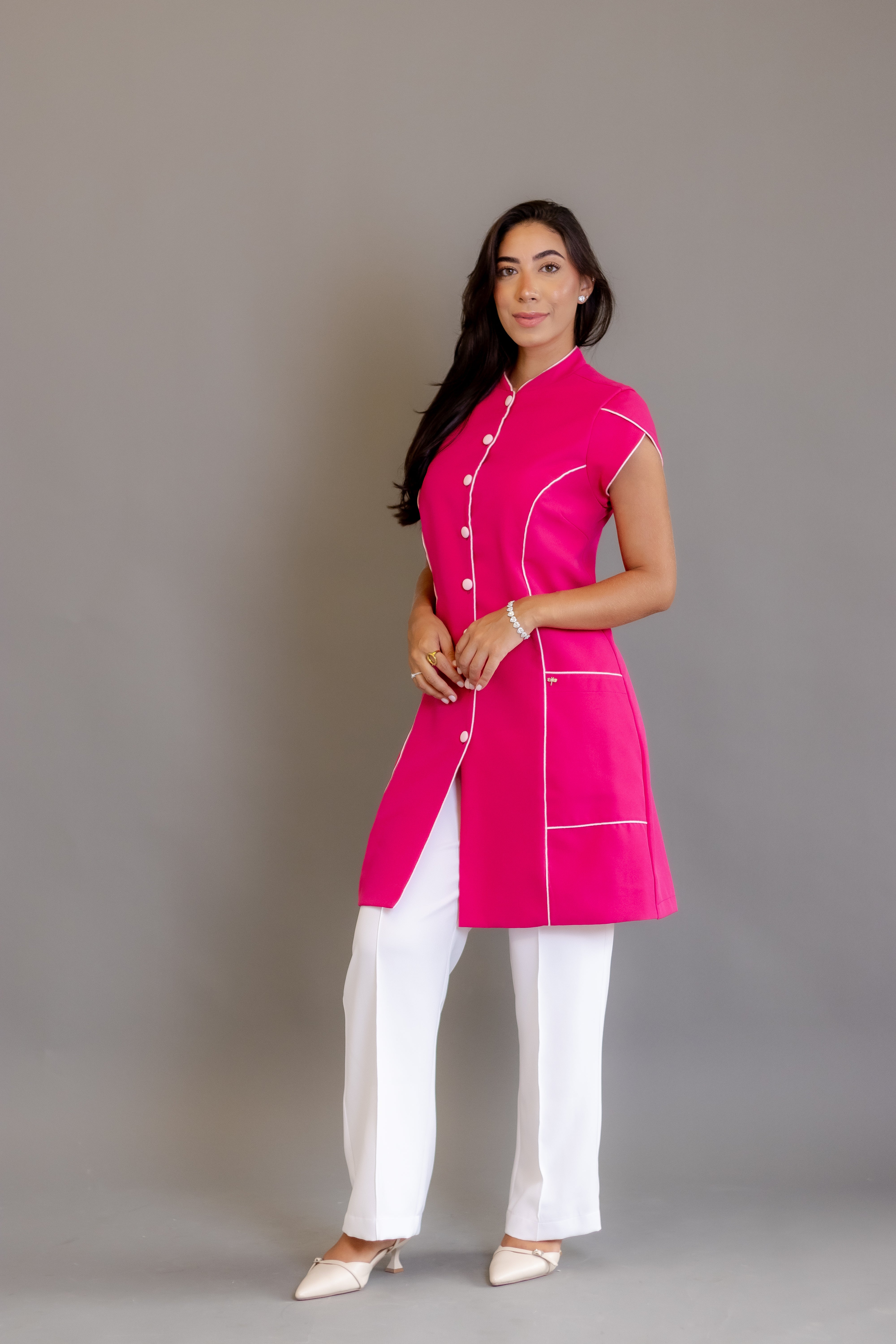Jaleca Layla – Jaleco Feminino Acinturado com Mangas Curtas