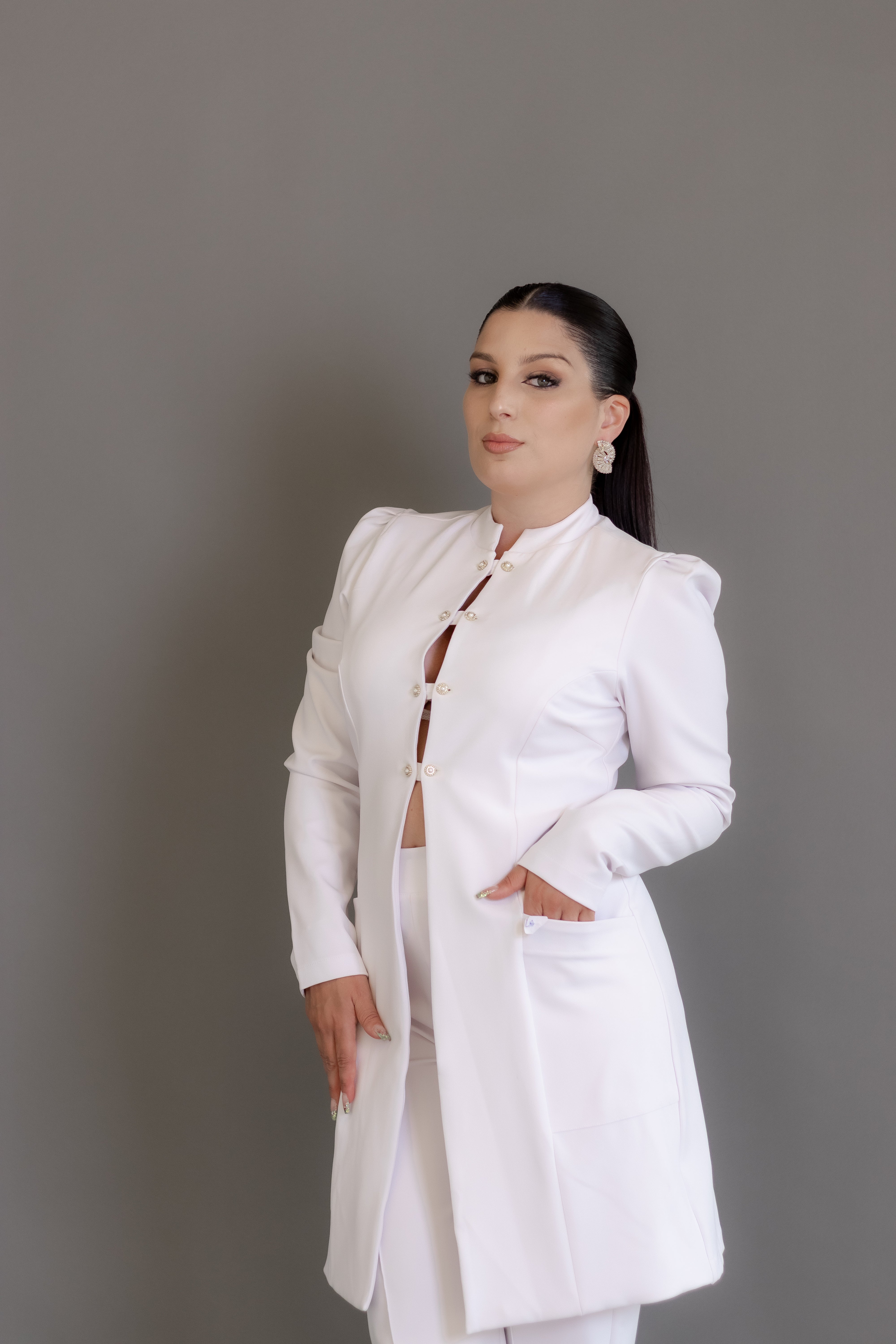 Jaleca Lorena – Jaleco Feminino Clássico com Gola Alta e Botões Frontais