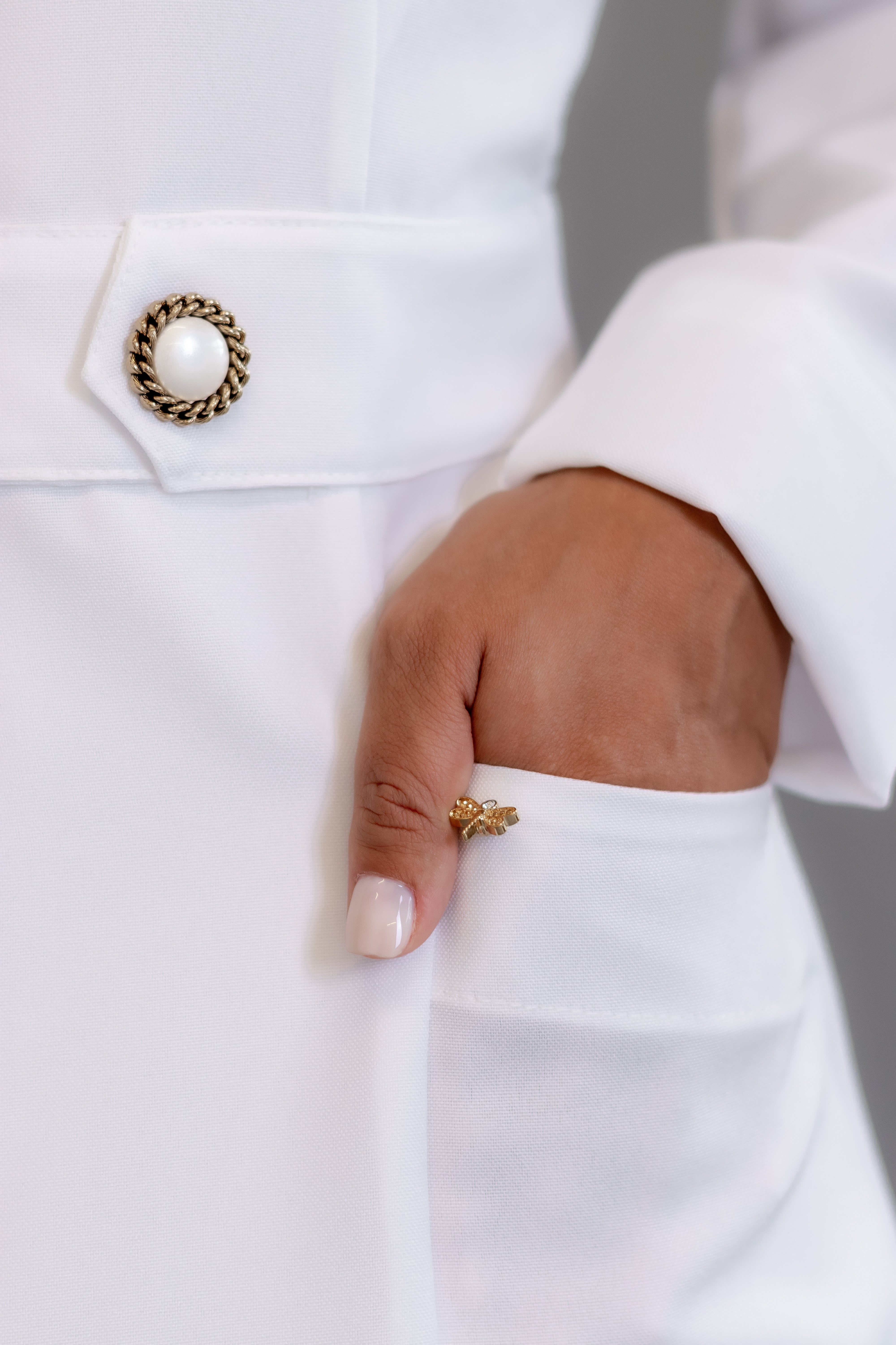 Jaleca Marie – Jaleco Feminino com Zíper e Botões Decorativos