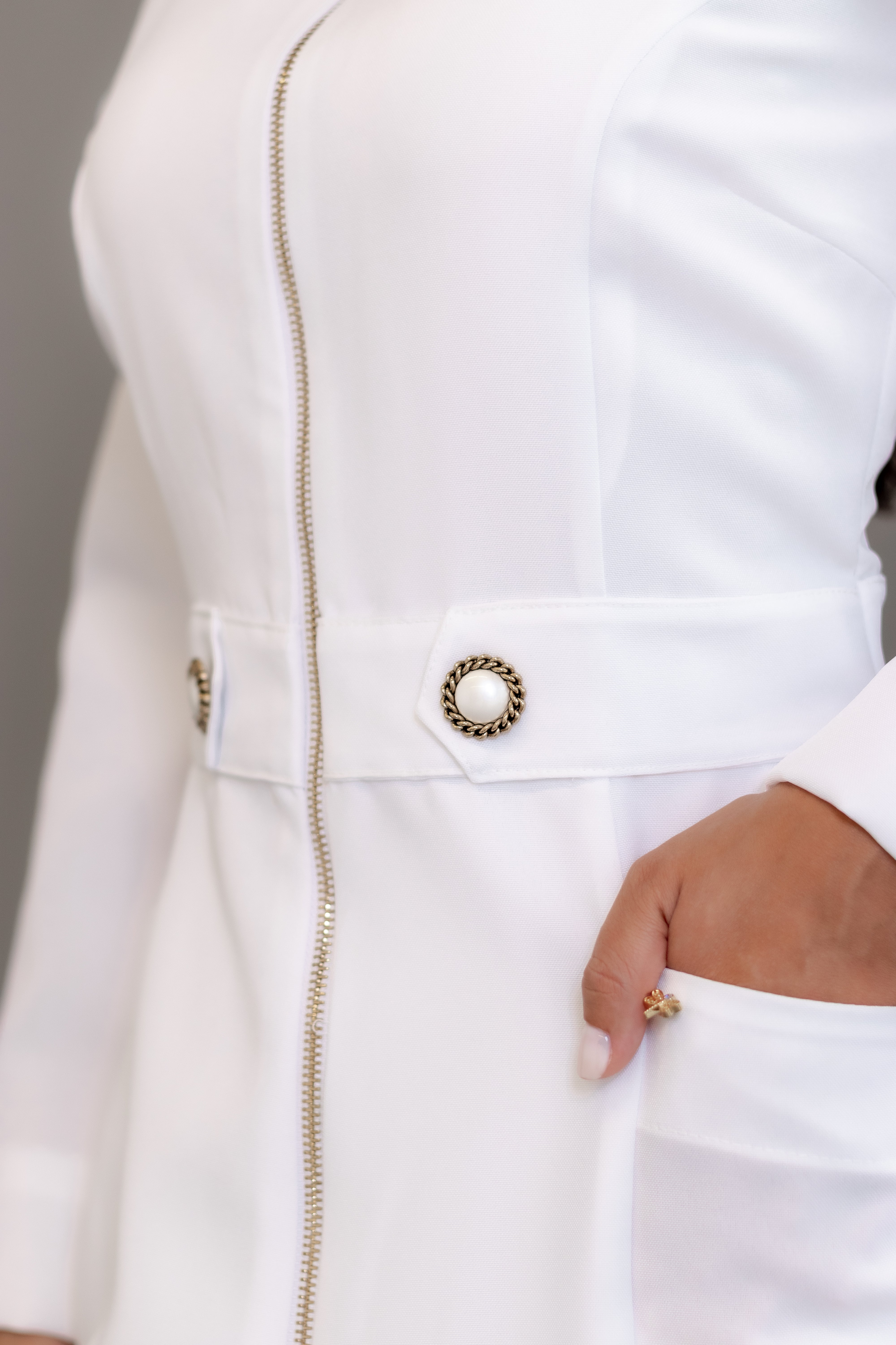 Jaleca Marie – Jaleco Feminino com Zíper e Botões Decorativos