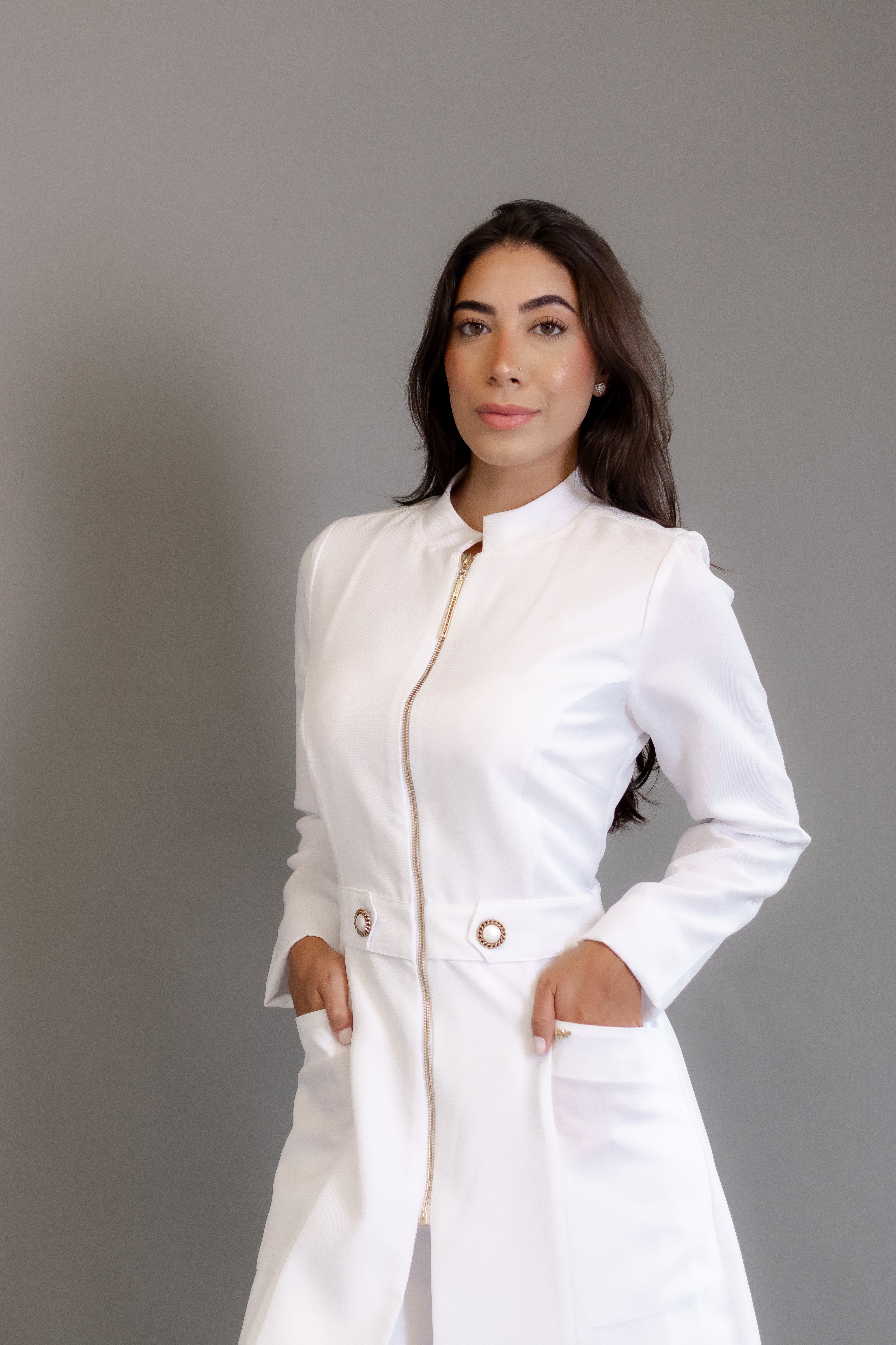 Jaleca Marie – Jaleco Feminino com Zíper e Botões Decorativos
