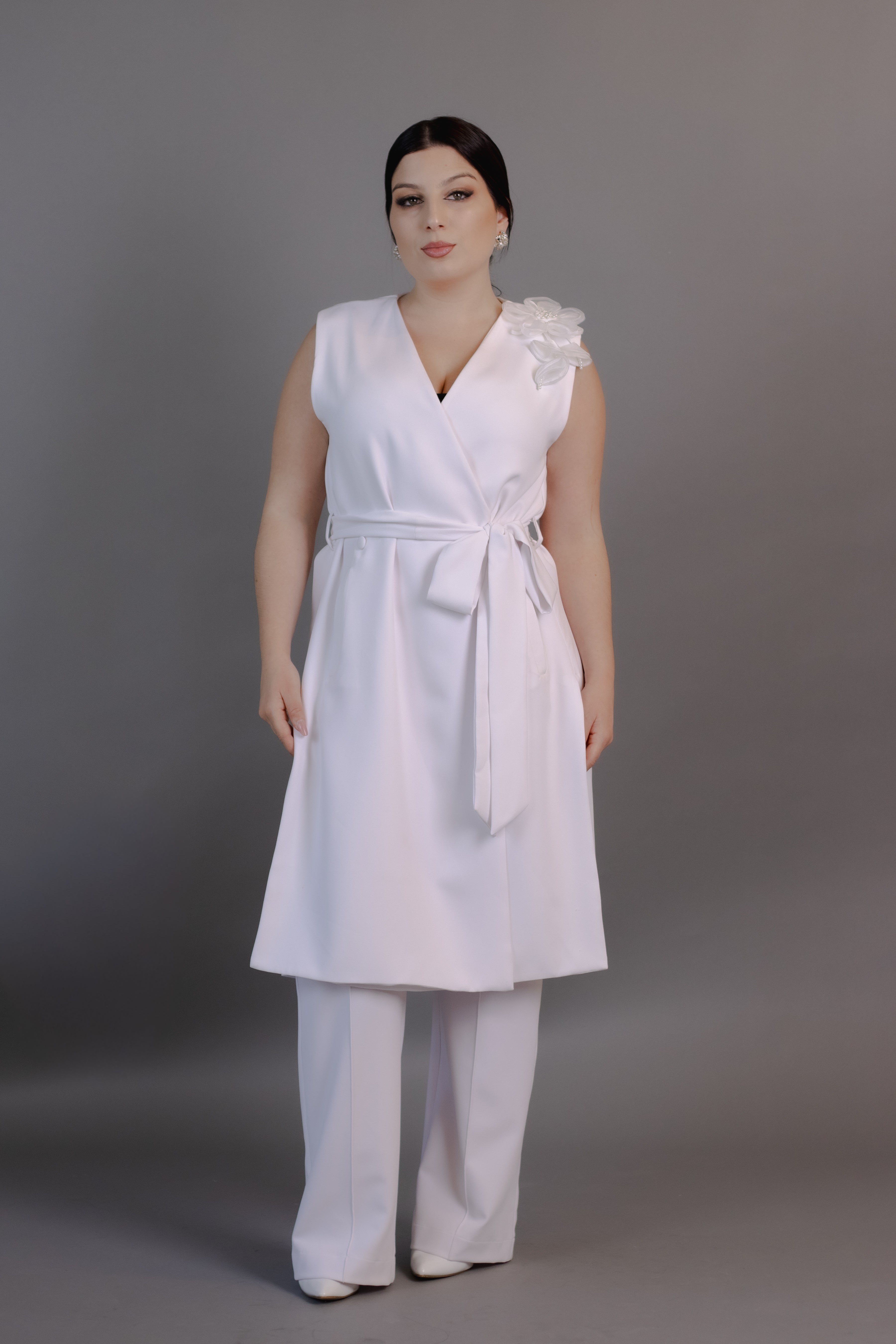 Jaleca Marilda — transpassada com flor e cinto-faixa