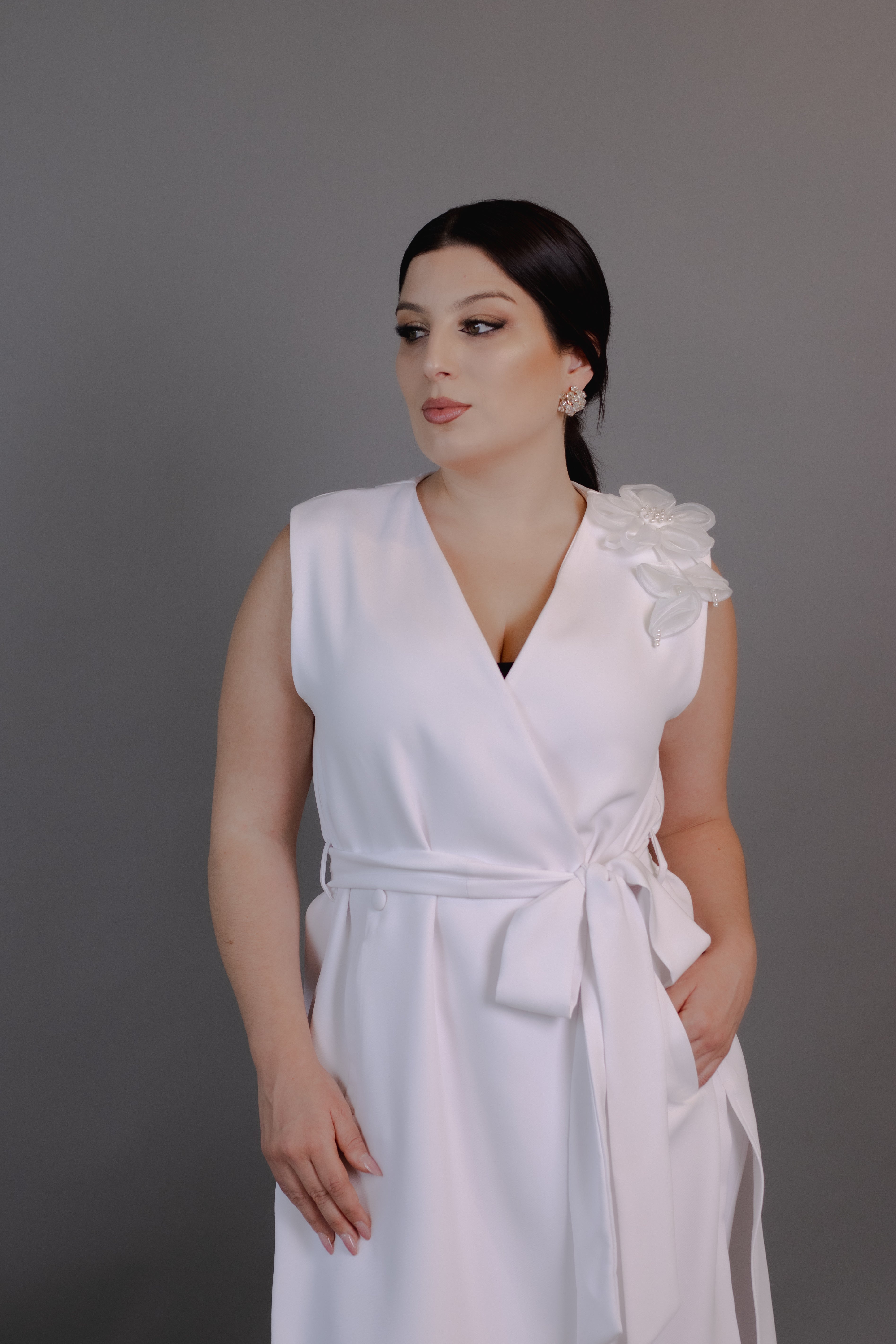 Jaleca Marilda — transpassada com flor e cinto-faixa