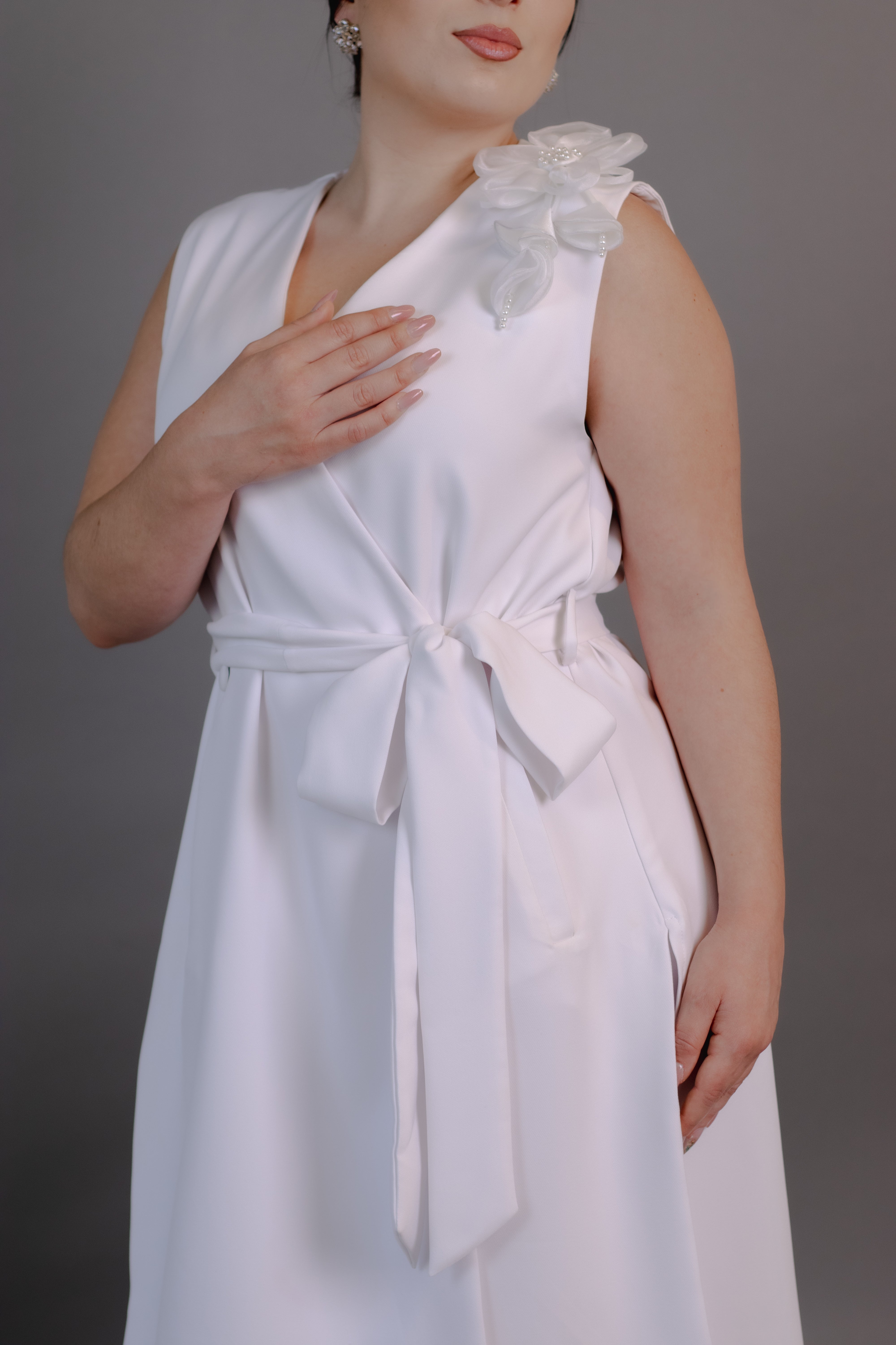 Jaleca Marilda — transpassada com flor e cinto-faixa