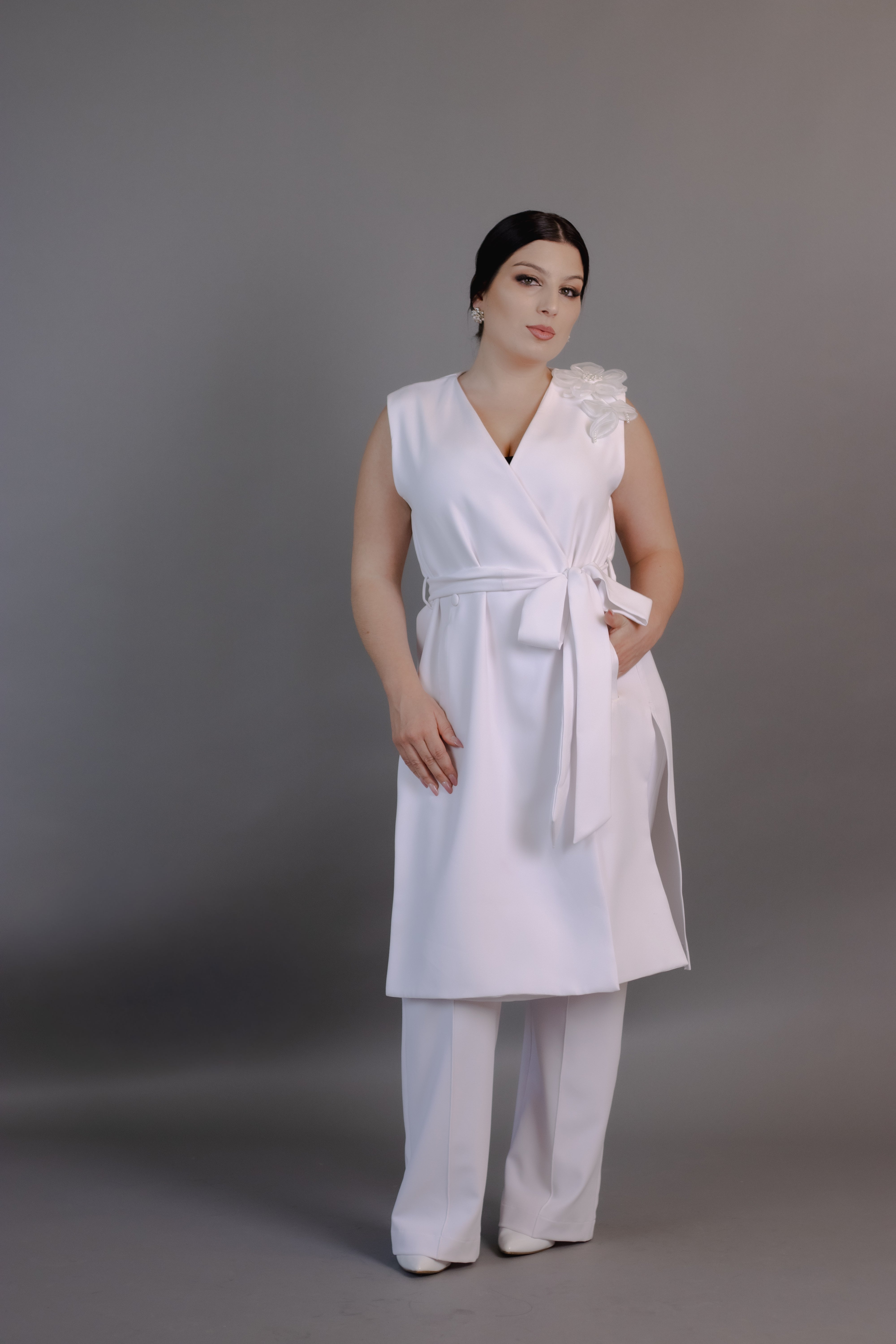 Jaleca Marilda — transpassada com flor e cinto-faixa