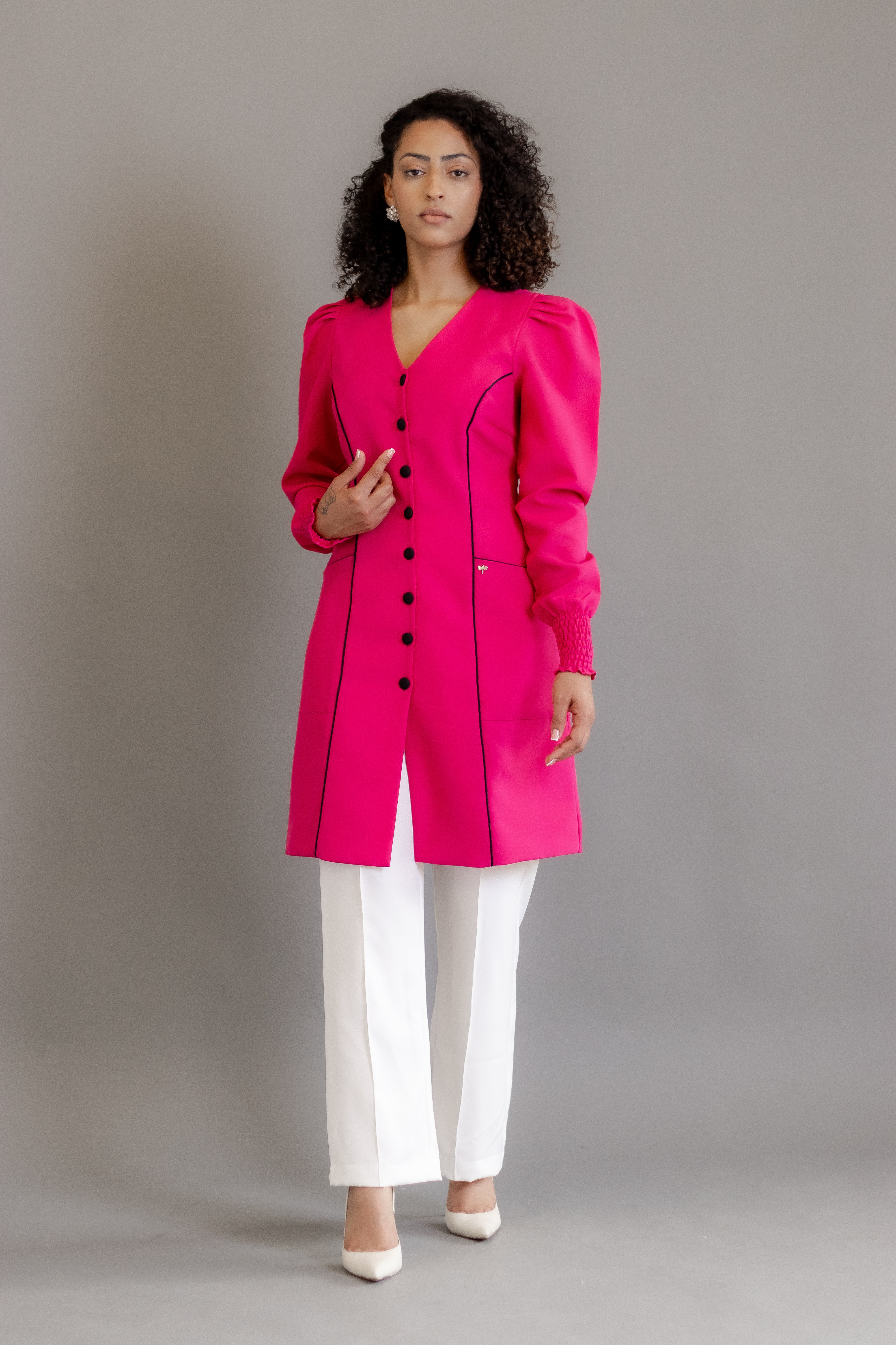 Jaleca Paris – Jaleco Feminino Acinturado com Detalhes Contrastantes