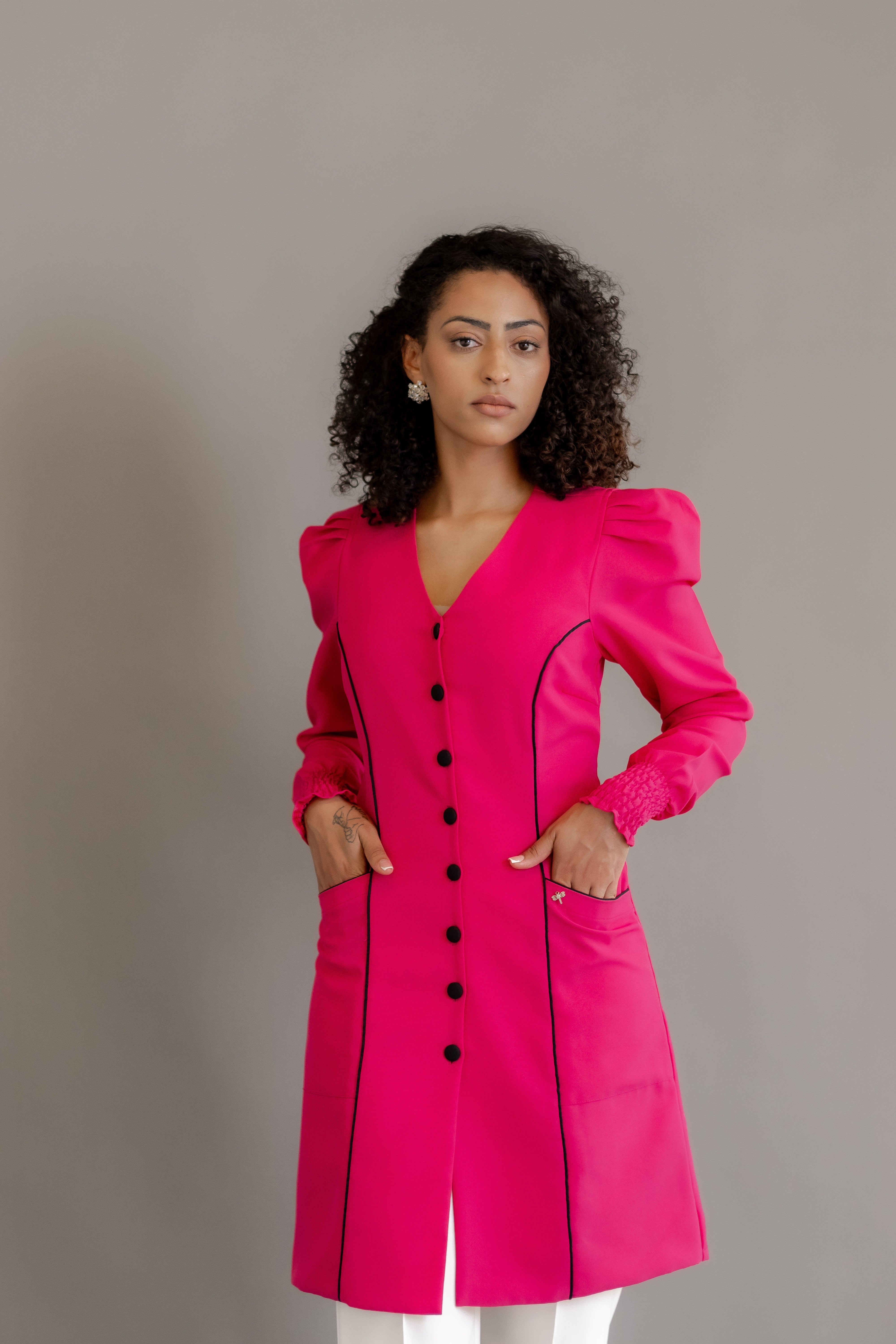Jaleca Paris – Jaleco Feminino Acinturado com Detalhes Contrastantes