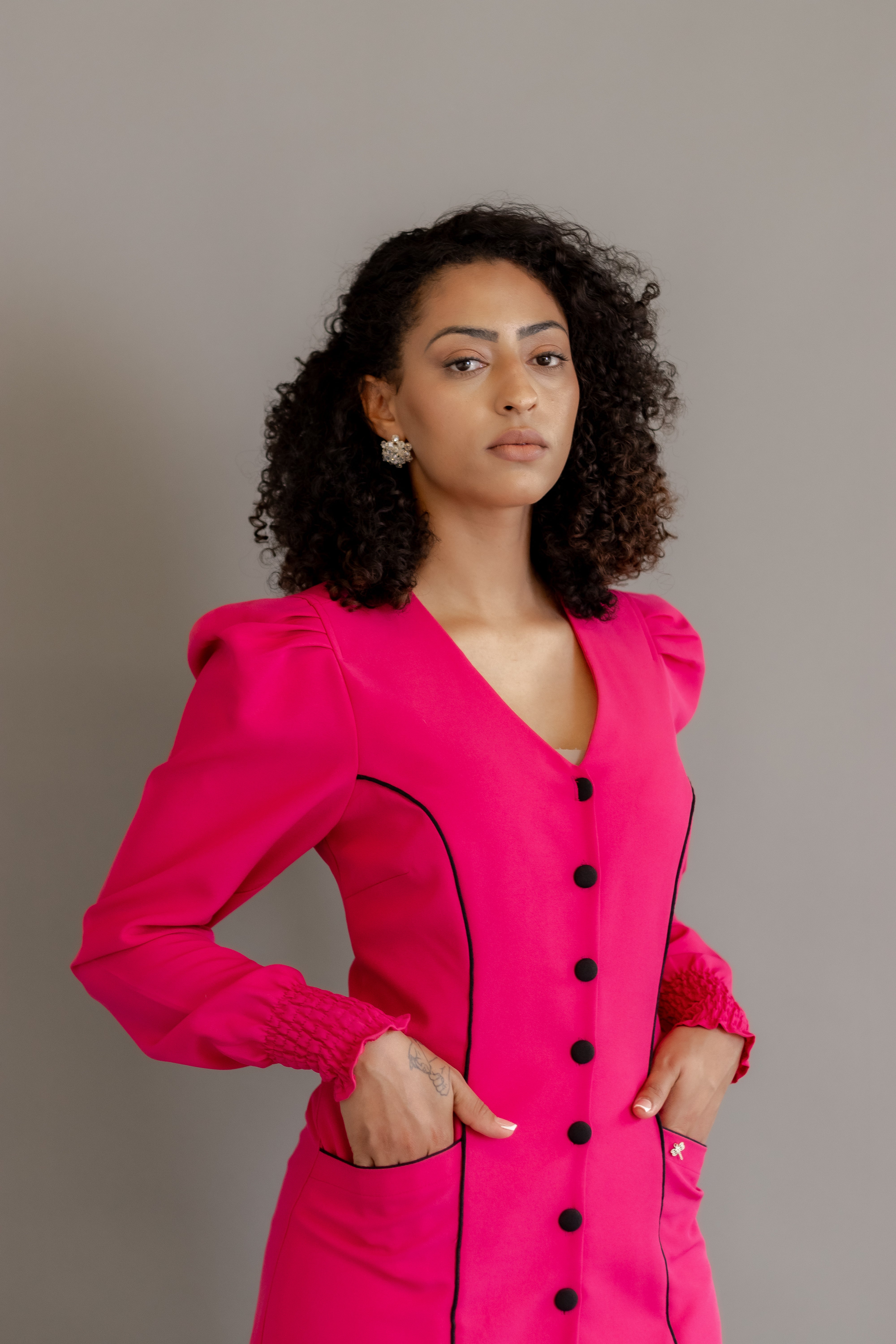 Jaleca Paris – Jaleco Feminino Acinturado com Detalhes Contrastantes