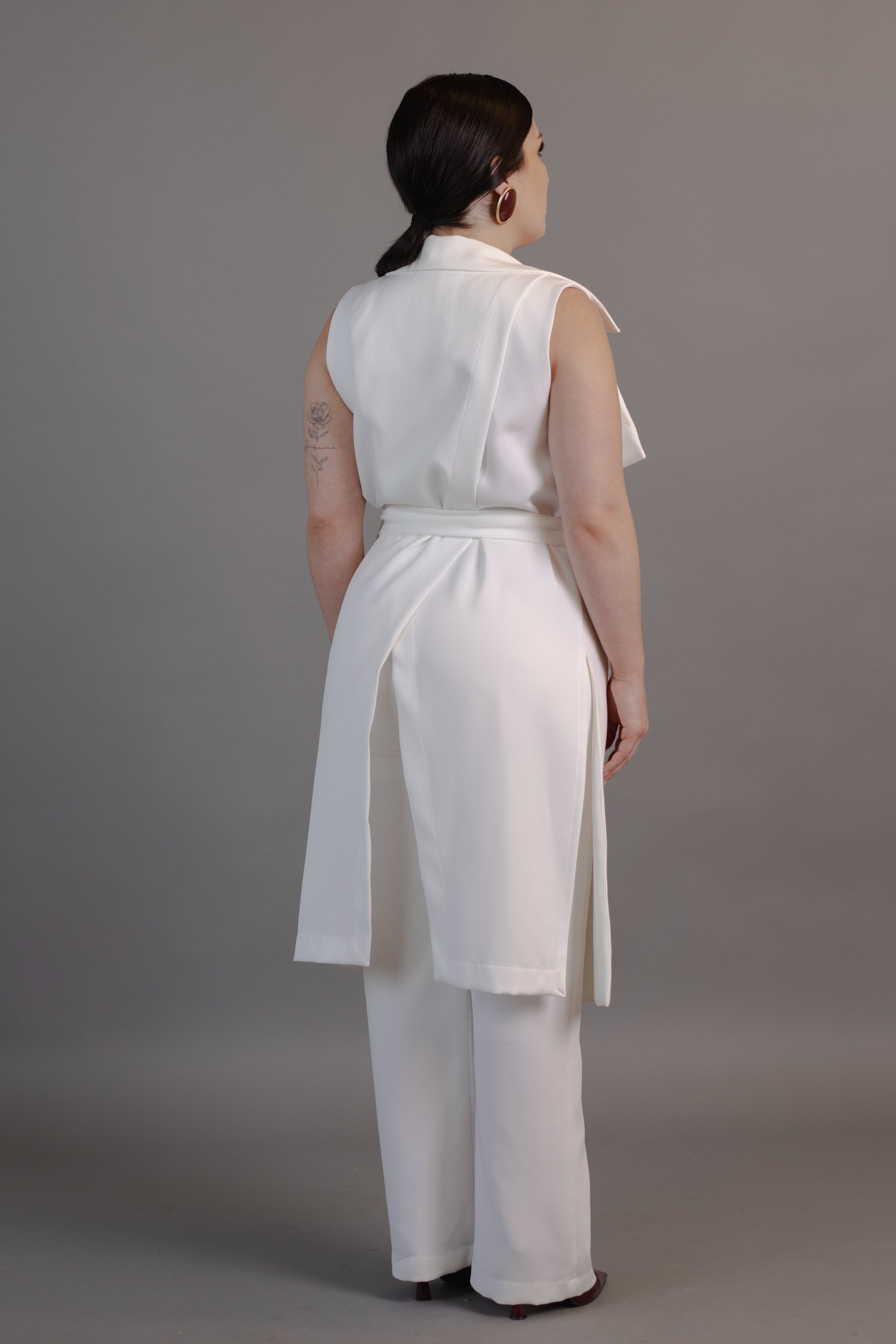 Jaleca Pérola Feminina — sem mangas com flores e cinto