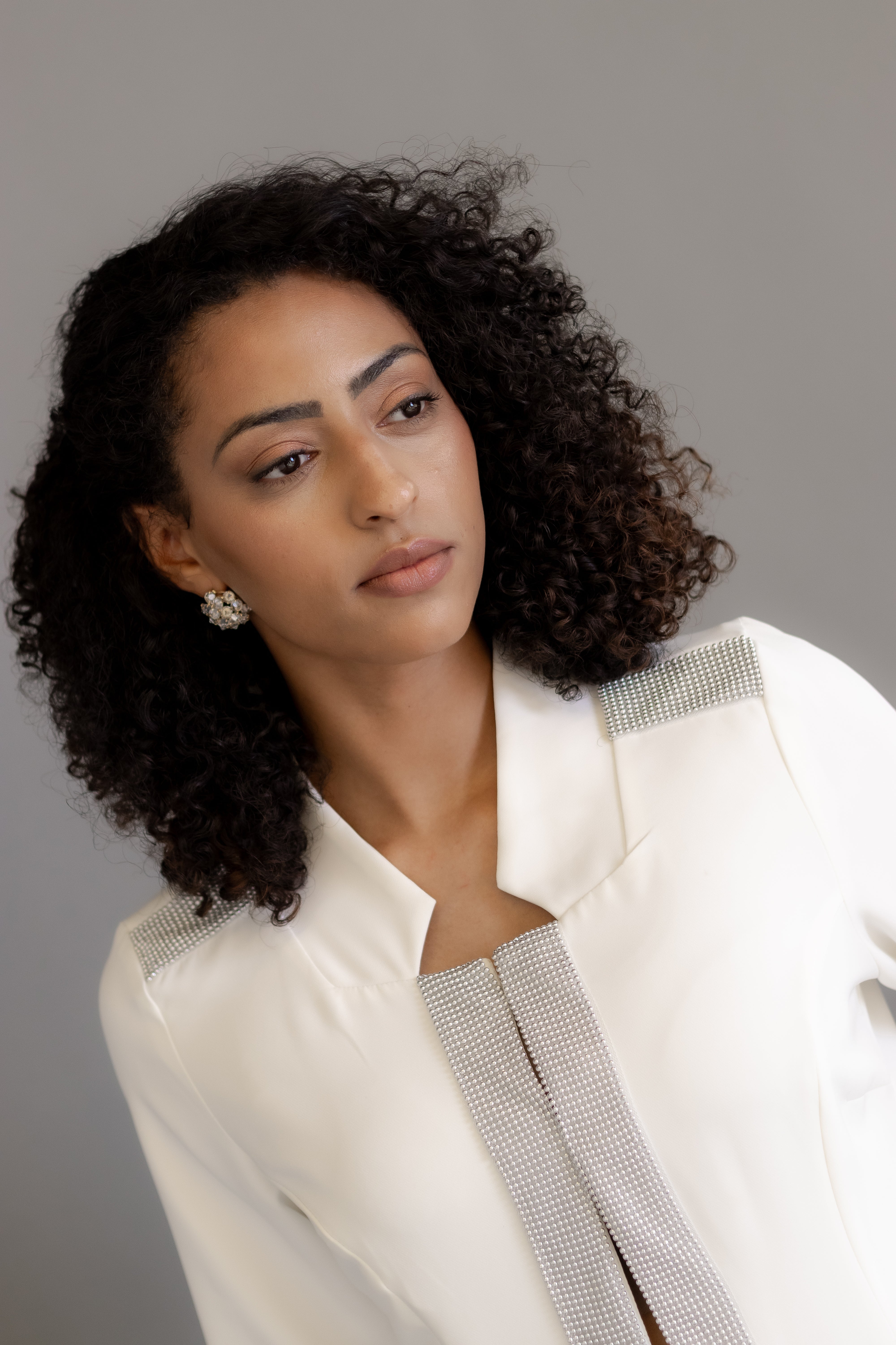 Jaleca Premium Aubrey: jaleco feminino elegante em branco, com aplicações brilhantes.