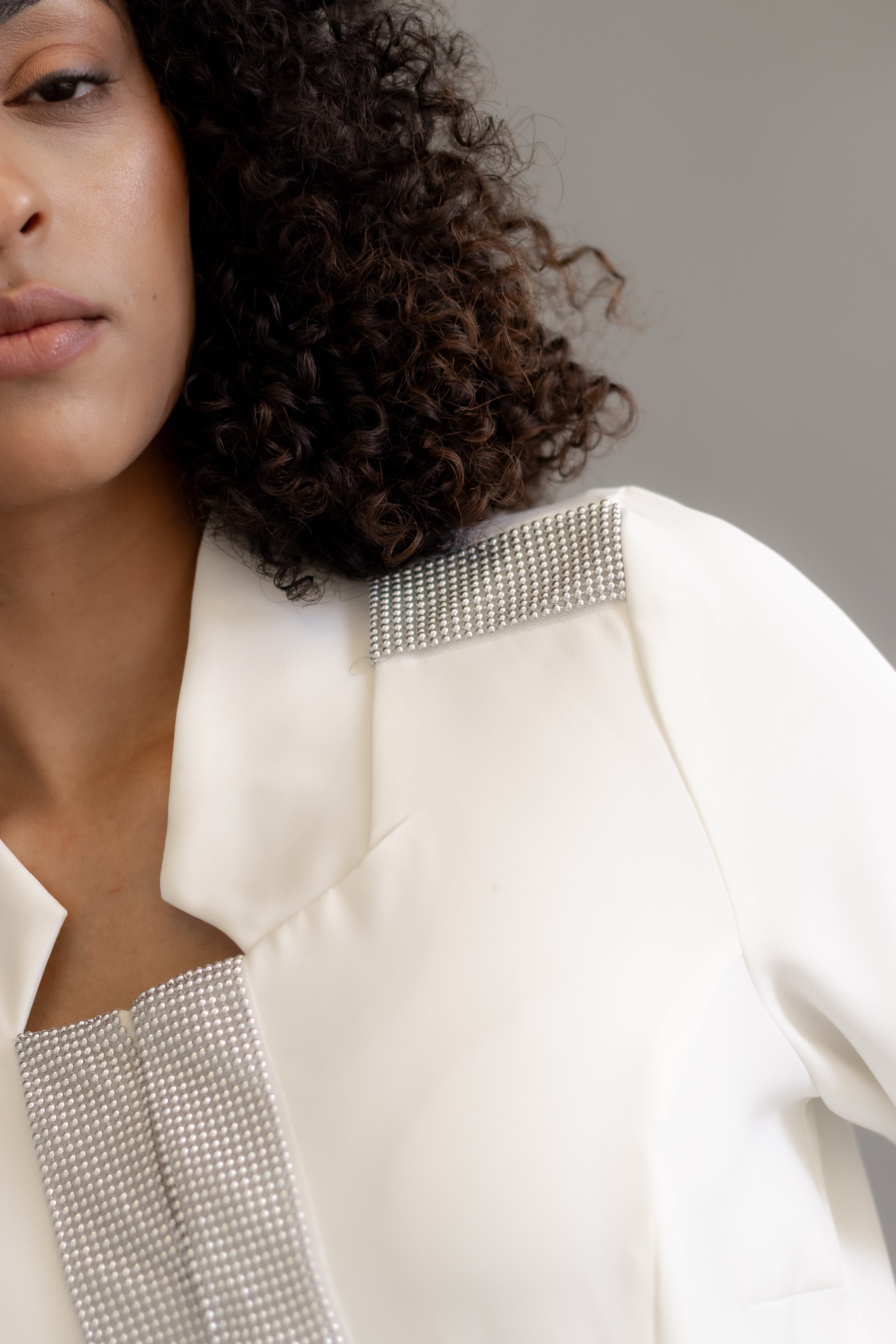 Jaleca Premium Aubrey: jaleco feminino elegante em branco, com aplicações brilhantes.