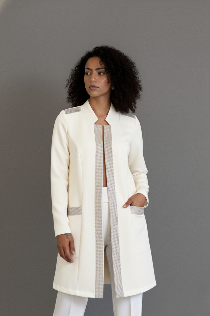 Jaleca Premium Aubrey: jaleco feminino elegante em branco, com aplicações brilhantes.