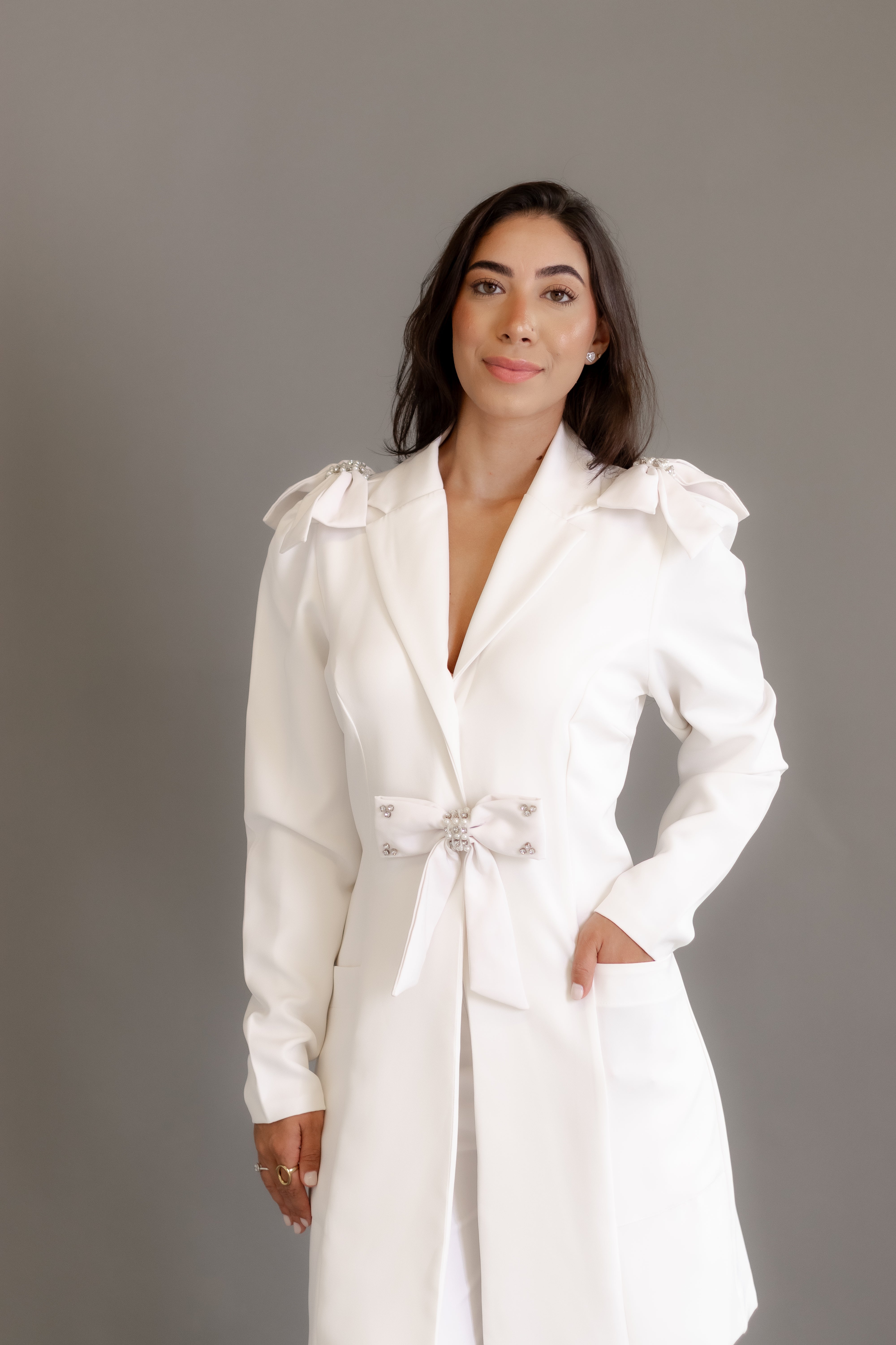 Jaleca Premium Enora – Jaleco Feminino Branco com Laços e Detalhes Exclusivos