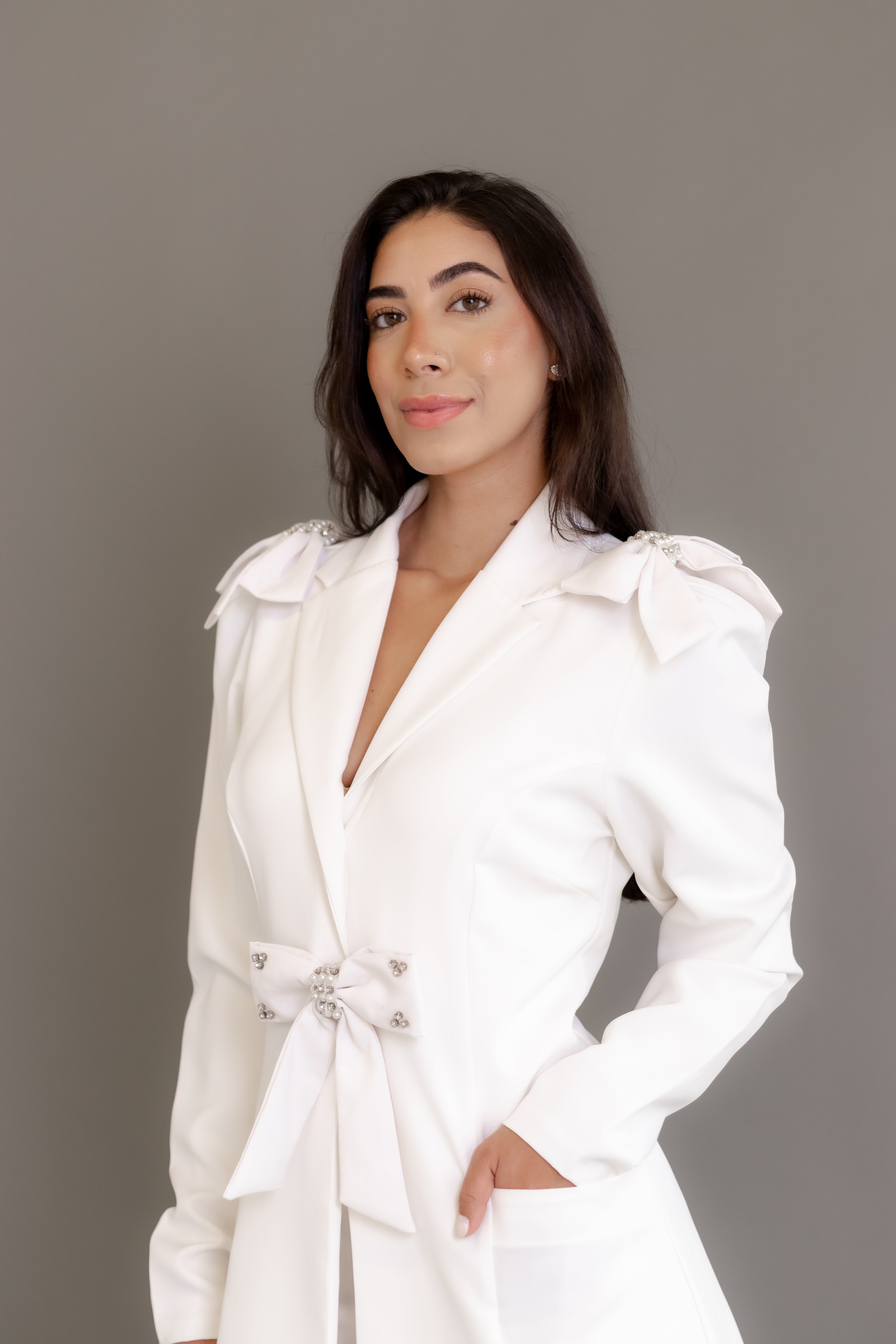 Jaleca Premium Enora – Jaleco Feminino Branco com Laços e Detalhes Exclusivos