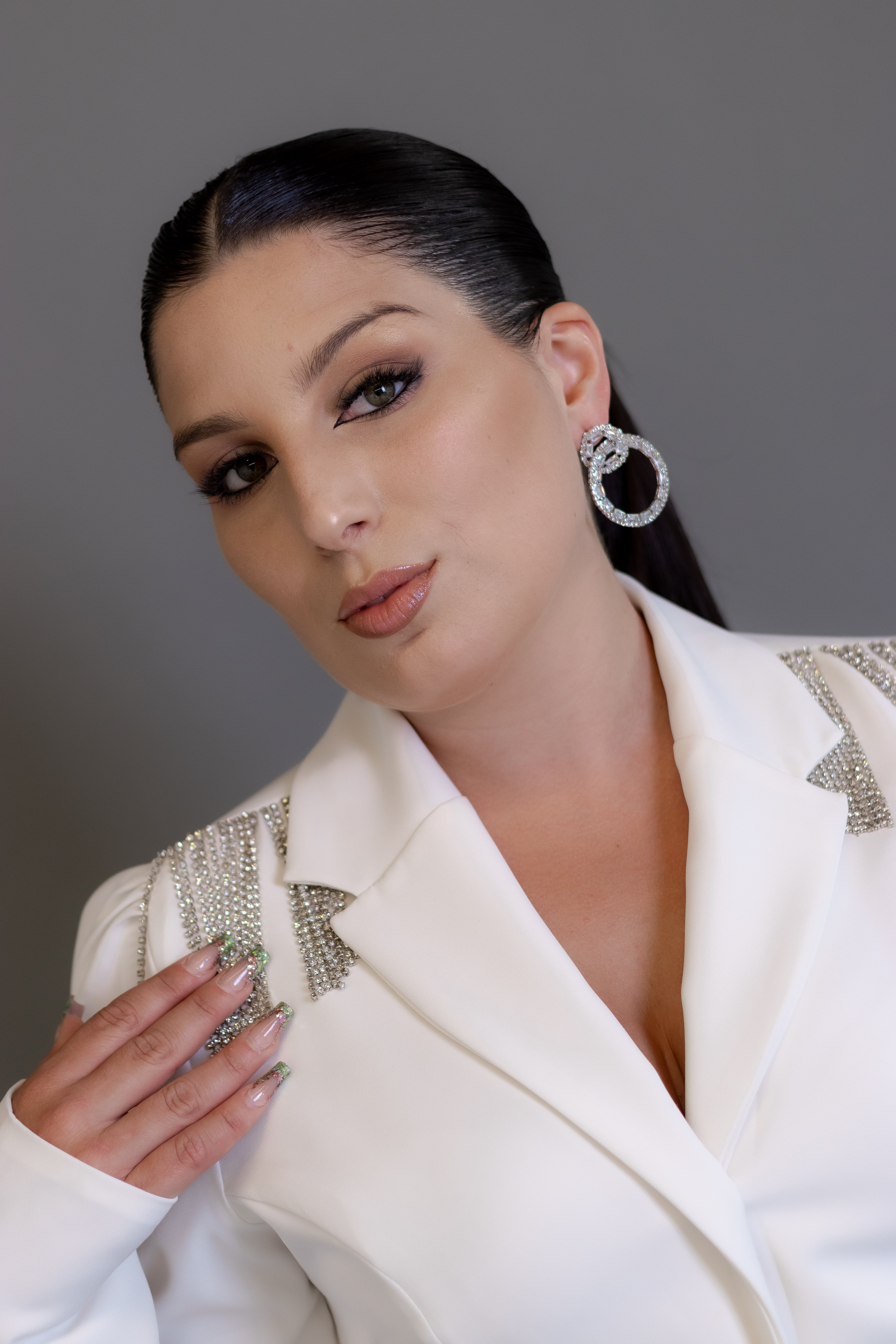 Jaleca Premium Grace – Jaleco Feminino Branco com Detalhes de Cristais