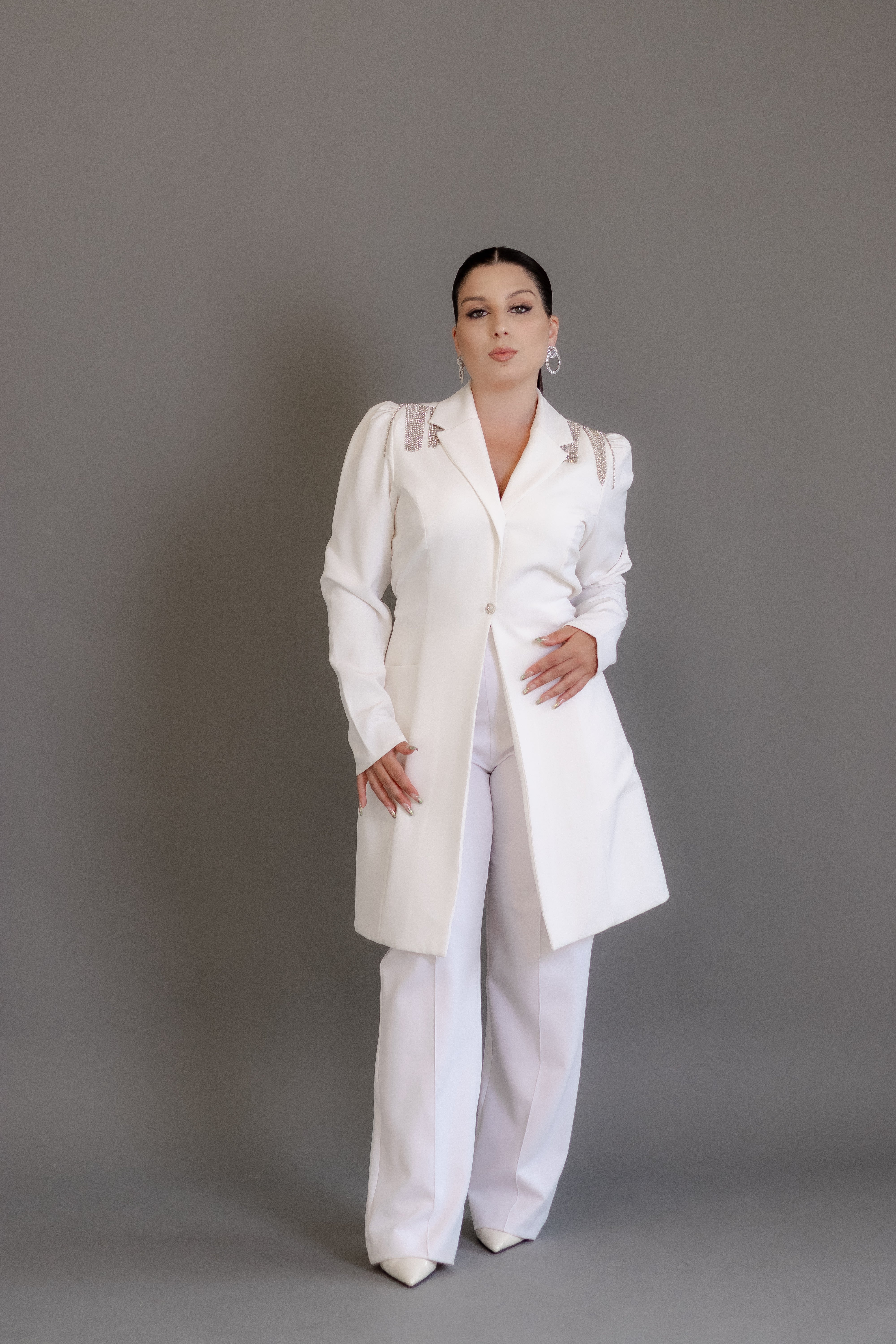 Jaleca Premium Grace – Jaleco Feminino Branco com Detalhes de Cristais
