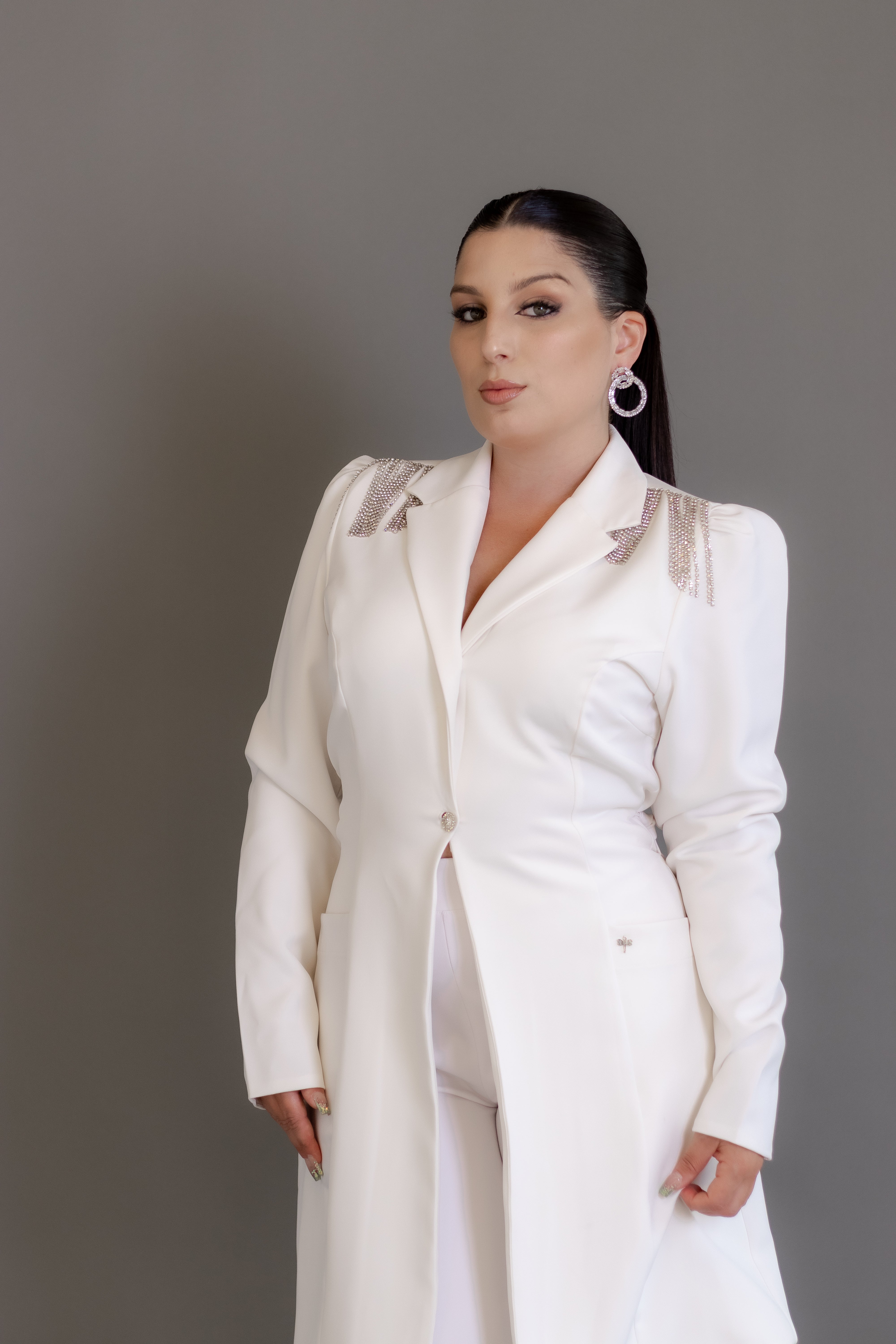 Jaleca Premium Grace – Jaleco Feminino Branco com Detalhes de Cristais