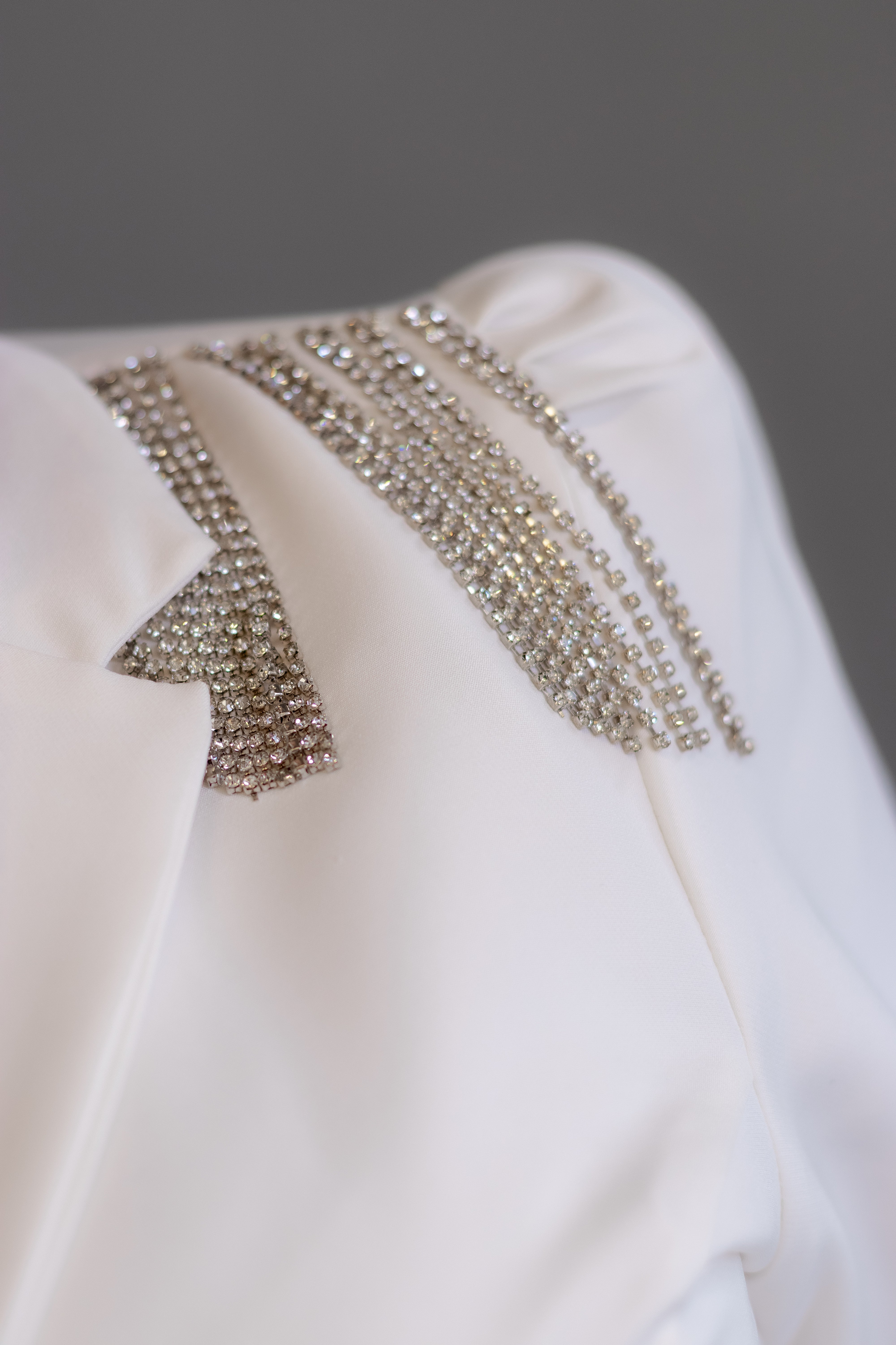 Jaleca Premium Grace – Jaleco Feminino Branco com Detalhes de Cristais