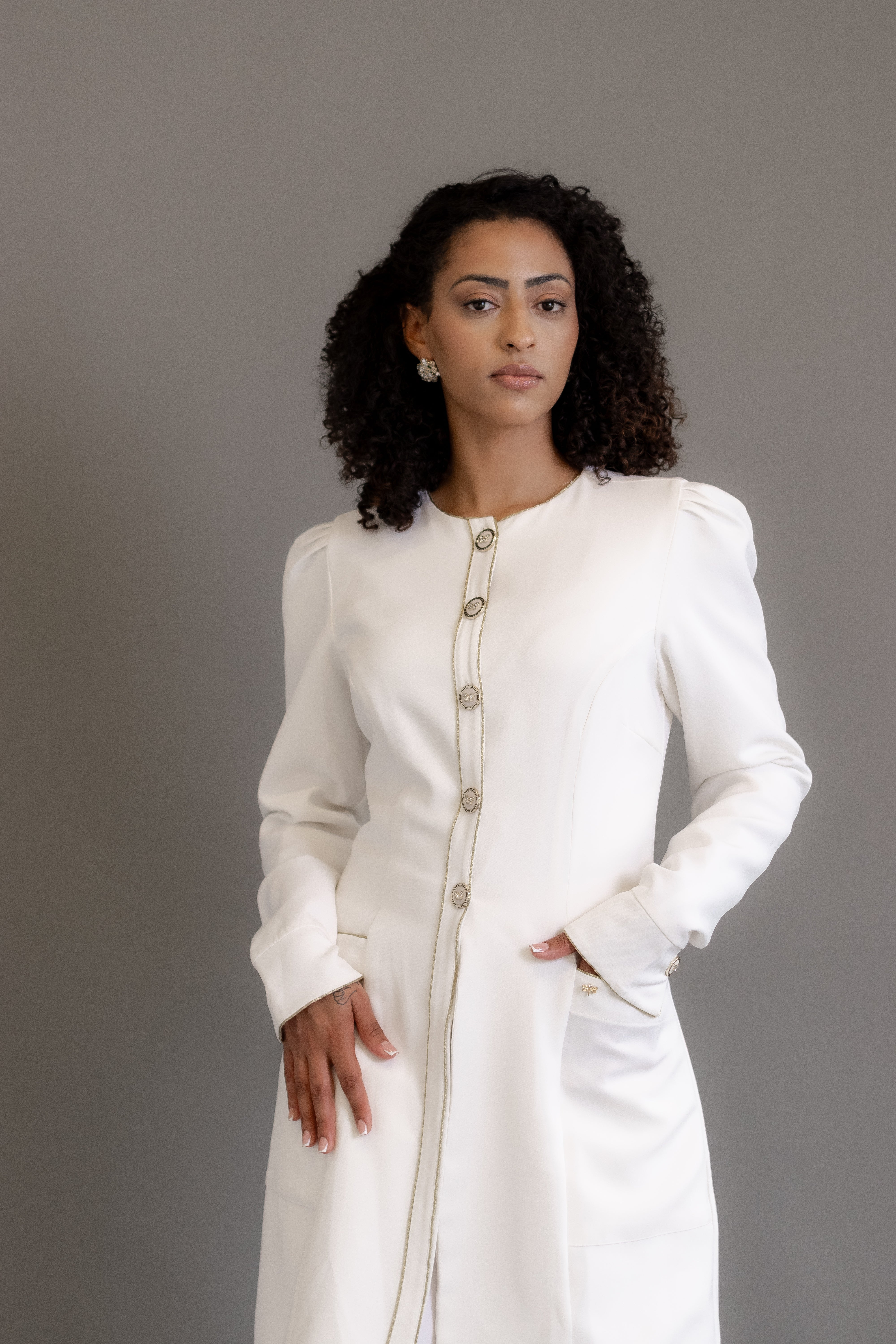 Jaleca Premium Ivory – Jaleco Feminino Branco com Botões Exclusivos