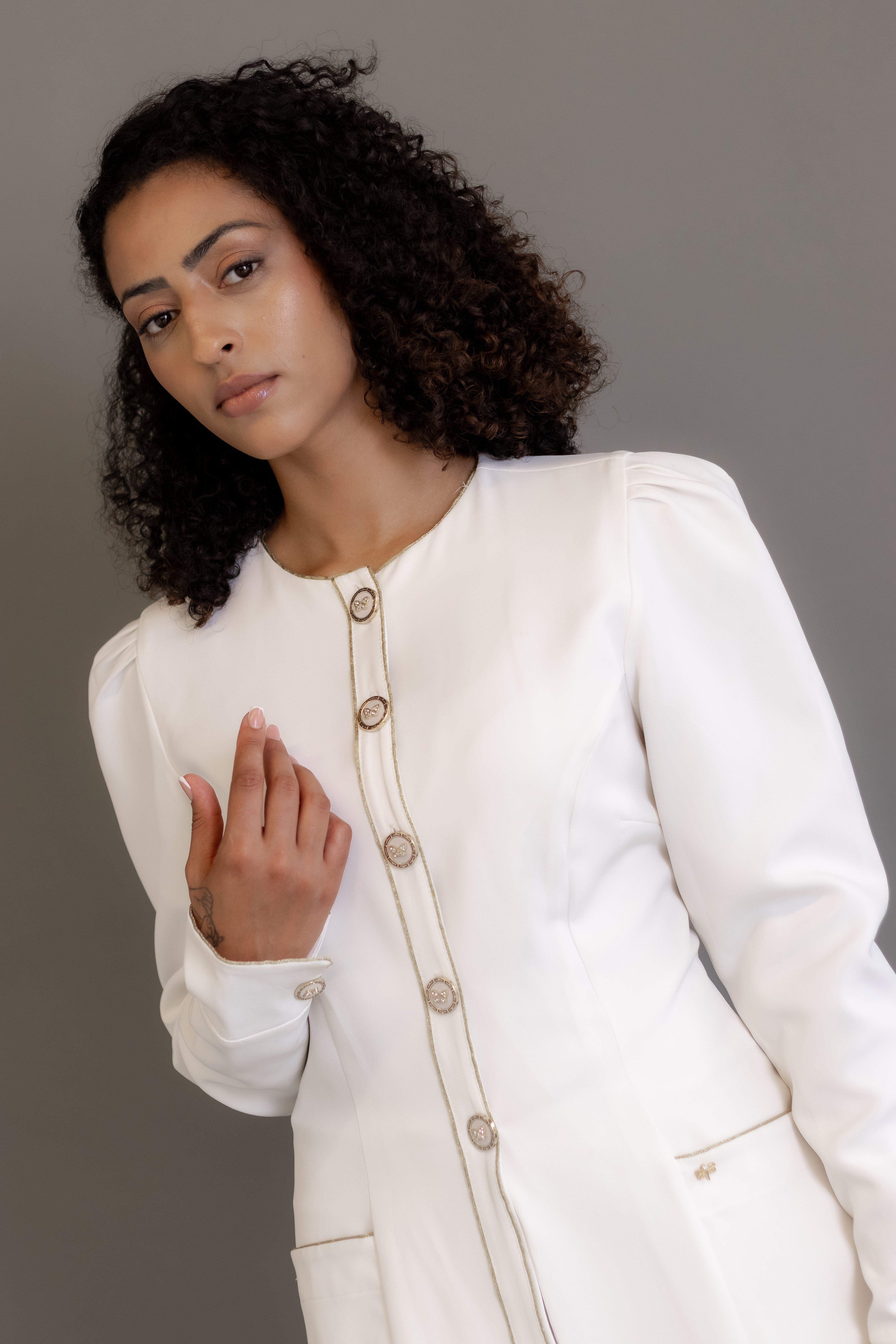Jaleca Premium Ivory – Jaleco Feminino Branco com Botões Exclusivos