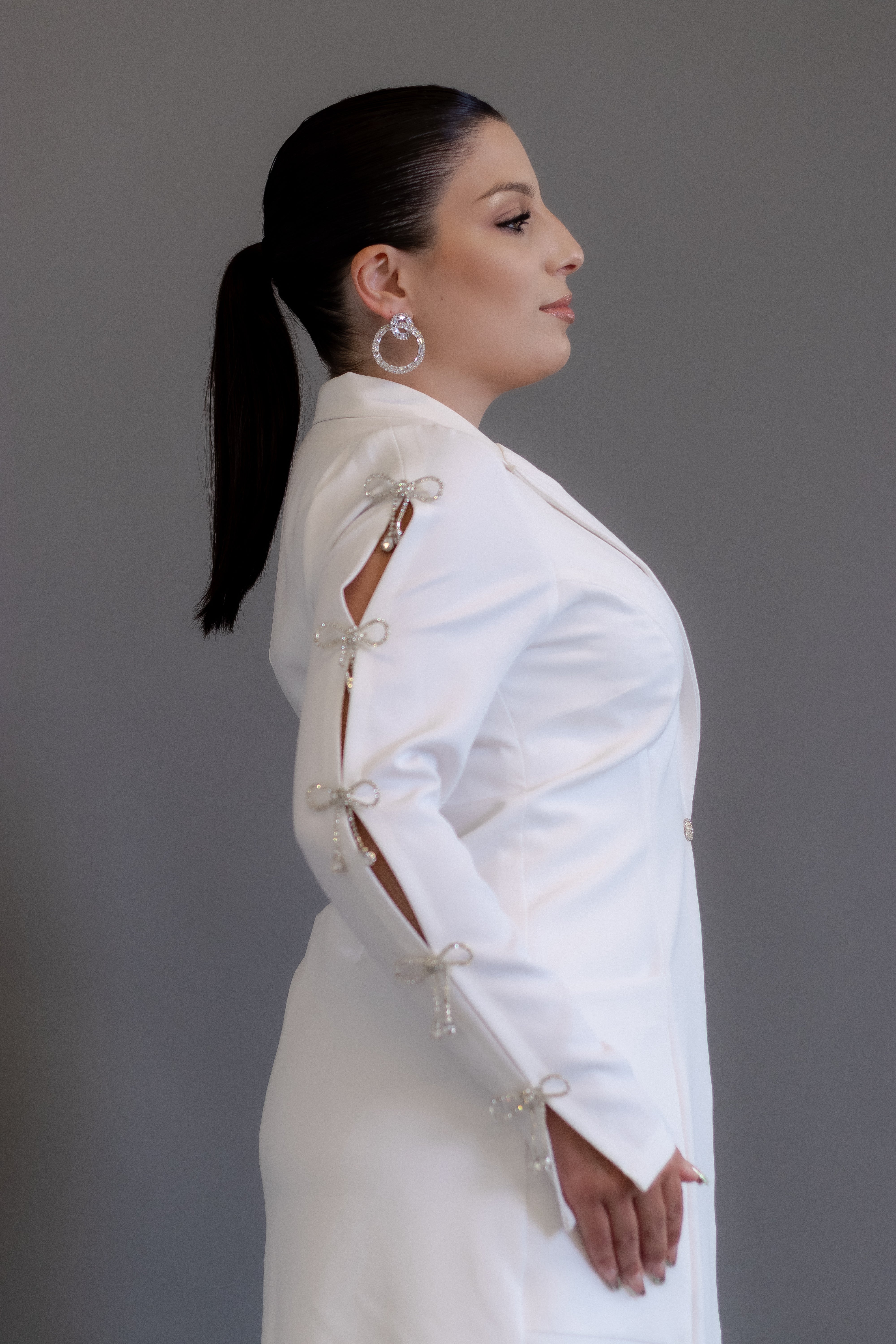 Jaleca Premium Nancy – Jaleco Feminino Branco com Detalhes em Laços Cristalizados
