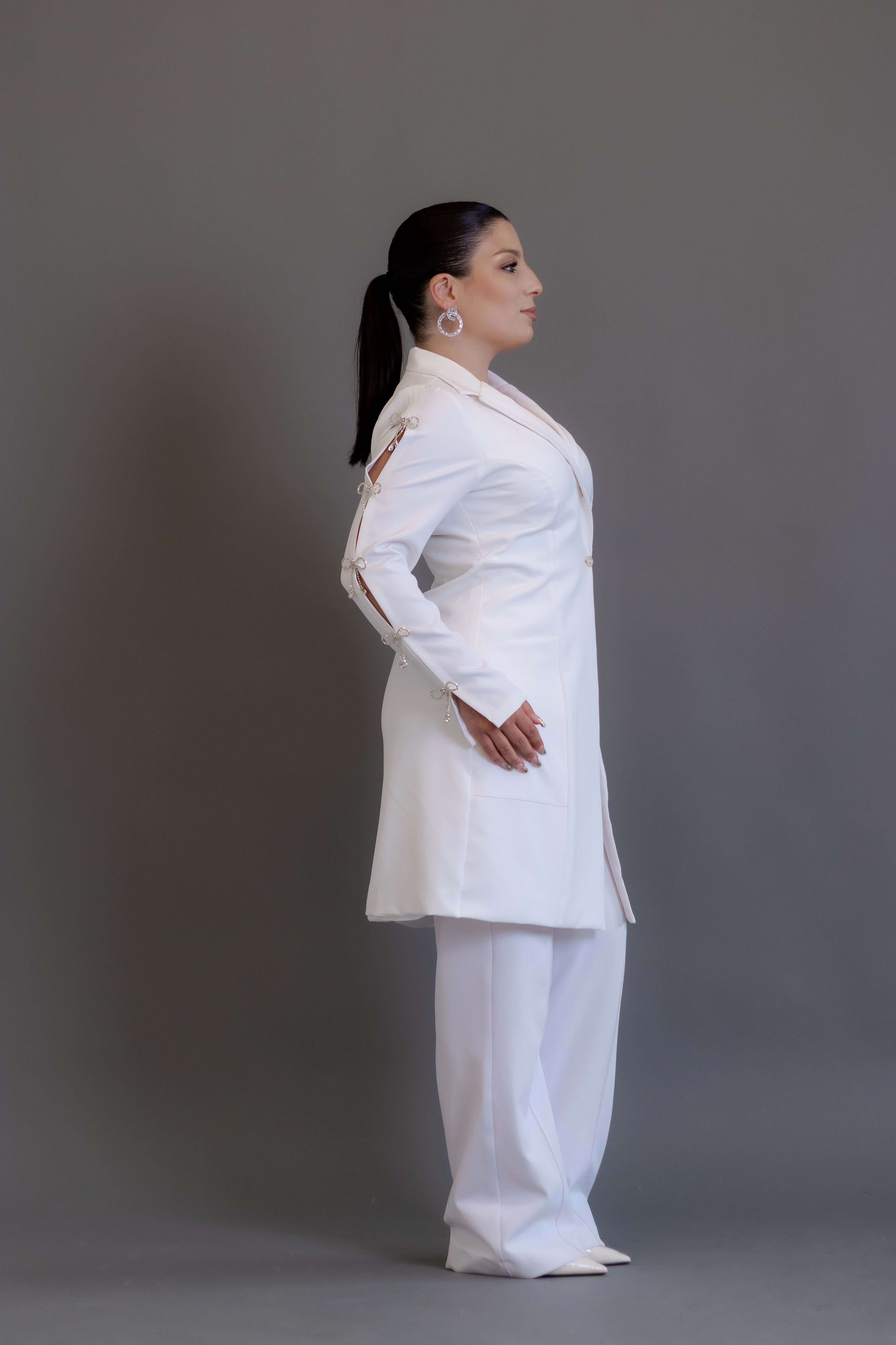 Jaleca Premium Nancy – Jaleco Feminino Branco com Detalhes em Laços Cristalizados